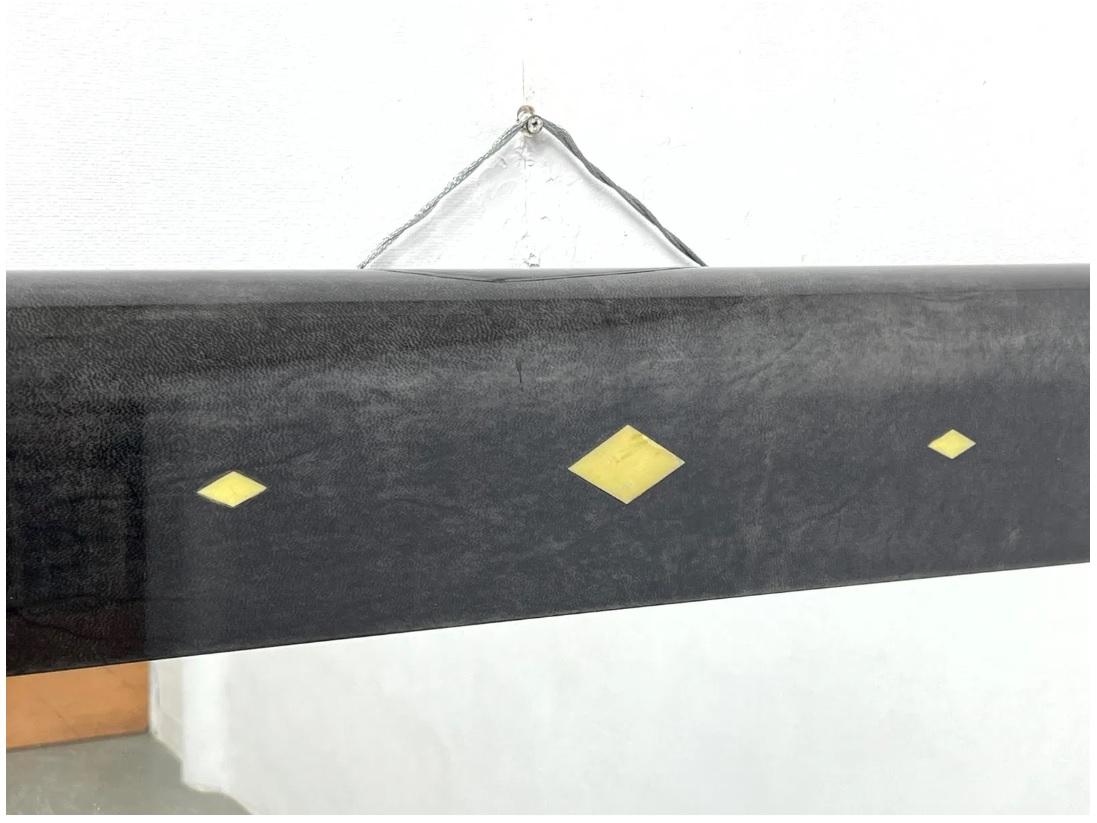 Mid-Century moderno Specchio da parete in pelle di capra nera in stile Karl Springer con piccoli accenti di diamante in vendita