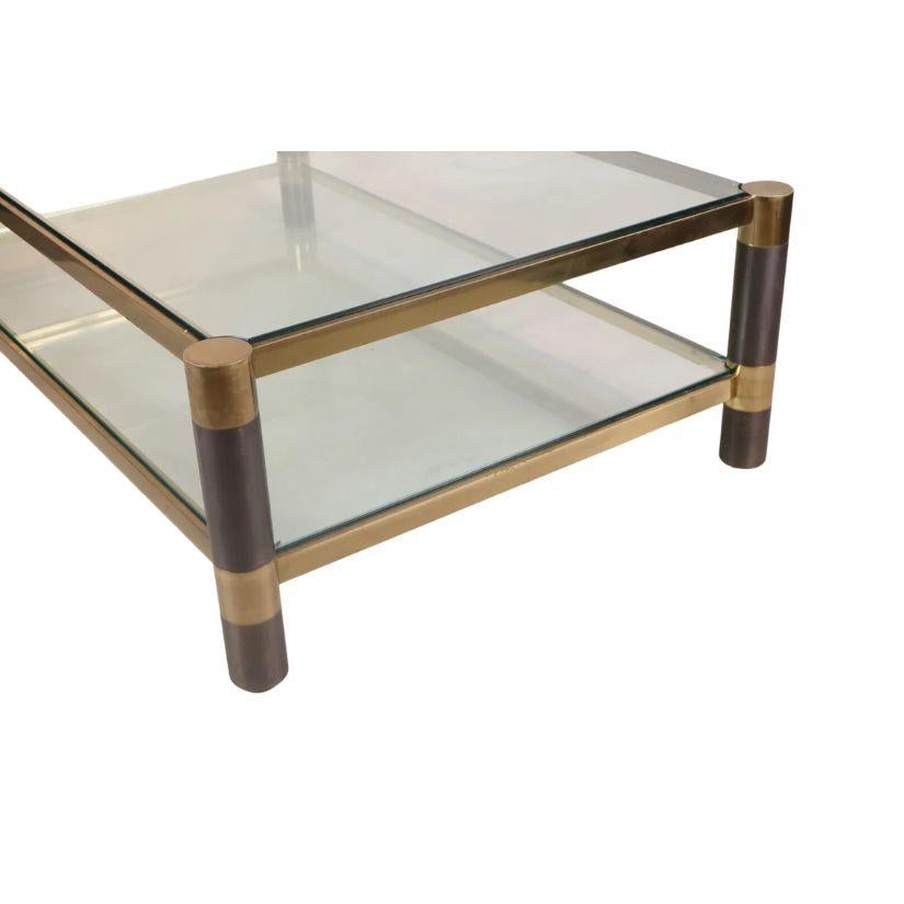 Mid-Century Modern Table basse à deux niveaux en verre de style Karl Springer, tons laiton et bronze en vente