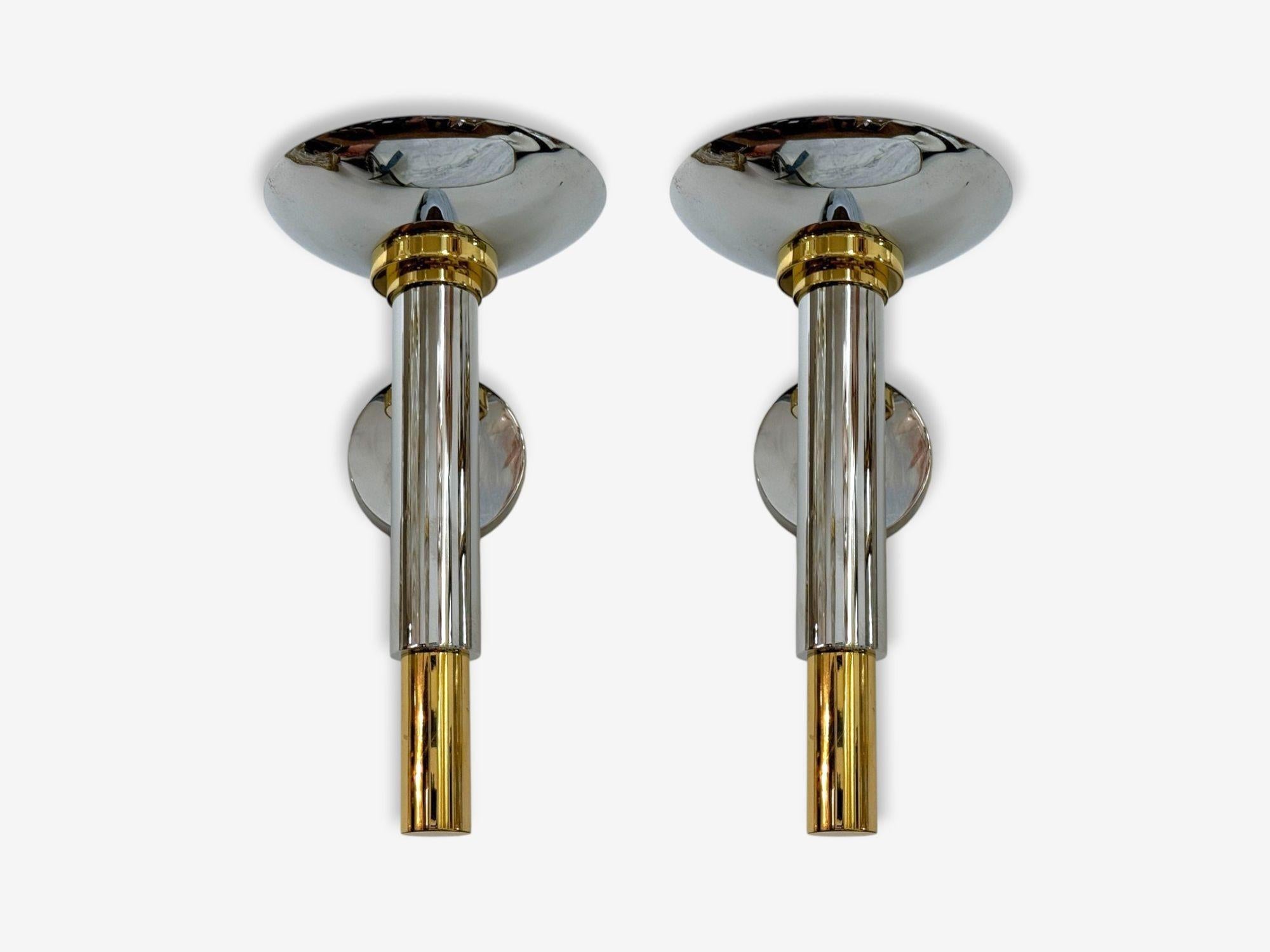 Estilo Karl Springer, Moderno americano de mediados de siglo, Cromo, Latón, Grandes apliques o candelabros de pared, EEUU, Década de 1960

Pareja de apliques modernistas de cromo y latón, que recuerdan a la obra de Karl Springer, diseñados y