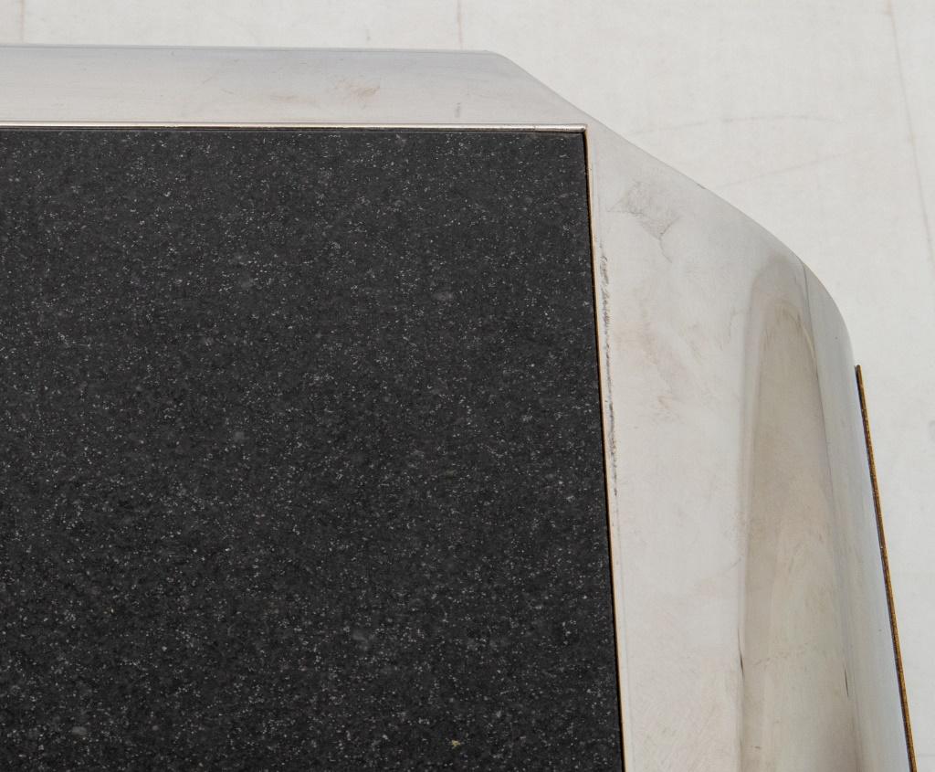 20ième siècle Table basse de style Karl Springer à plateau en marbre chromé en vente
