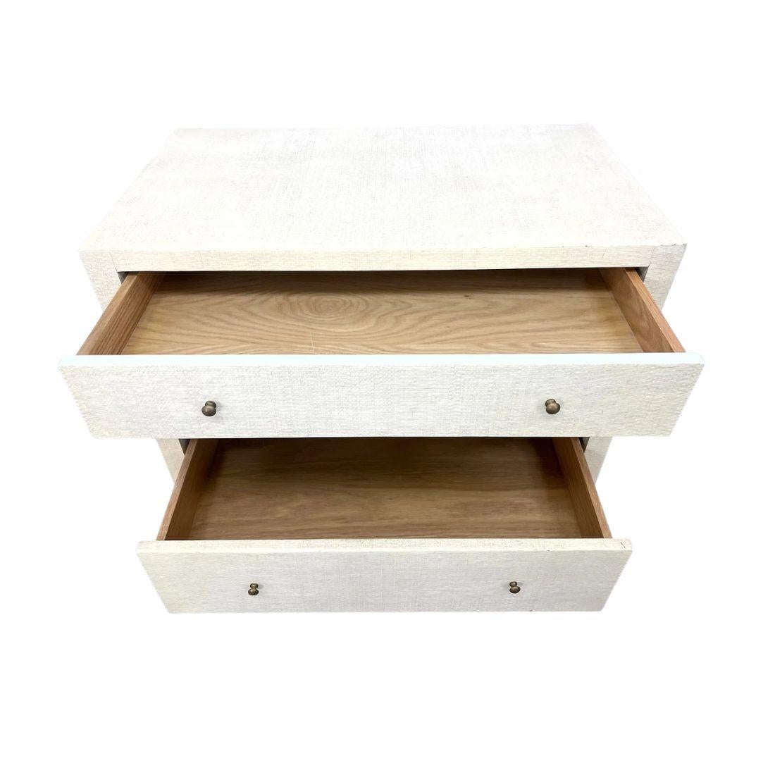 Table d'appoint moderne à deux tiroirs en toile d'herbe crème dans le style de Karl Springer. Enveloppé dans une toile de gazon de couleur crème, il offre une texture sophistiquée et une chaleur naturelle subtile, ce qui en fait un complément