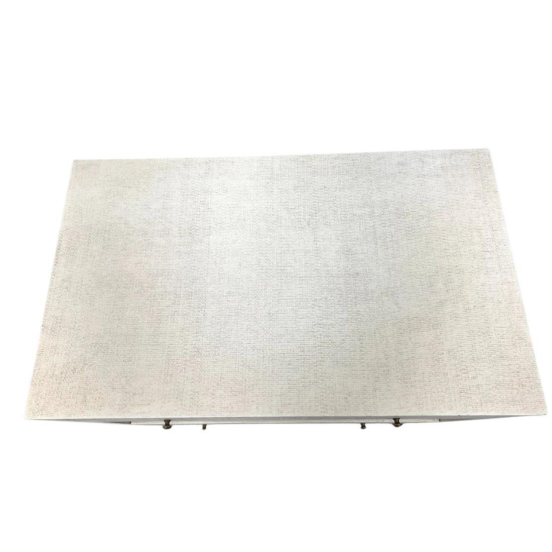 Moderne Table d'appoint ou de chevet à deux tiroirs en toile d'herbe crème de style Karl Springer en vente