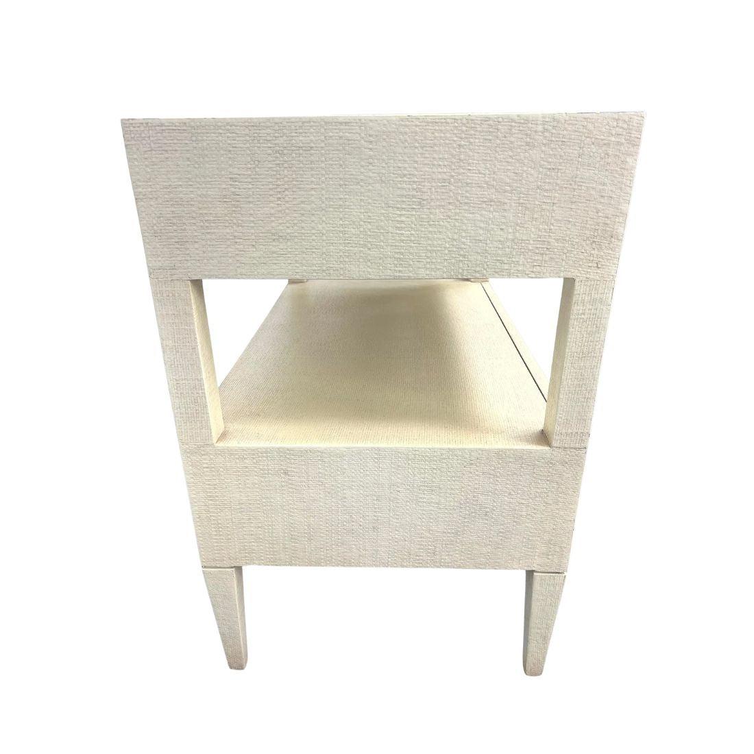 20ième siècle Table d'appoint ou de chevet à deux tiroirs en toile d'herbe crème de style Karl Springer en vente