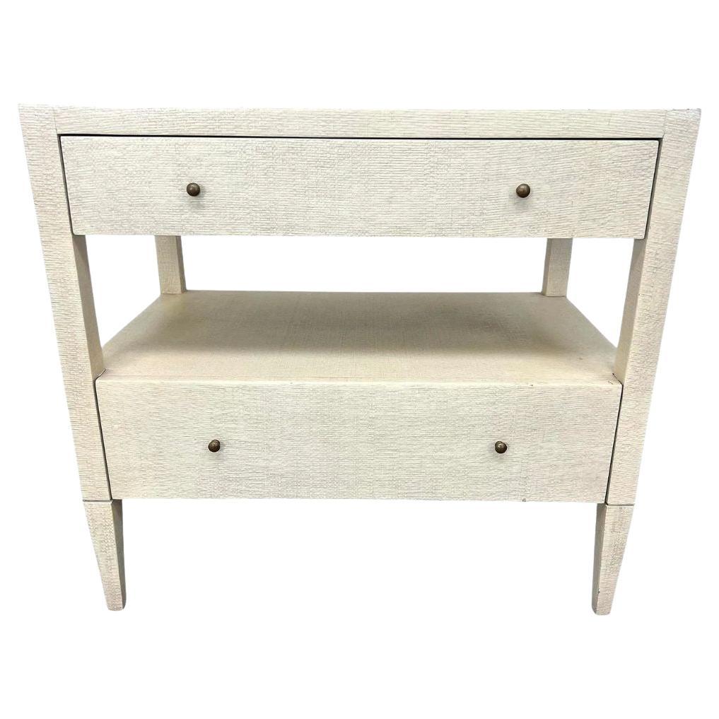 Tavolino o comodino a due cassetti in stile Karl Springer in tessuto erboso color crema