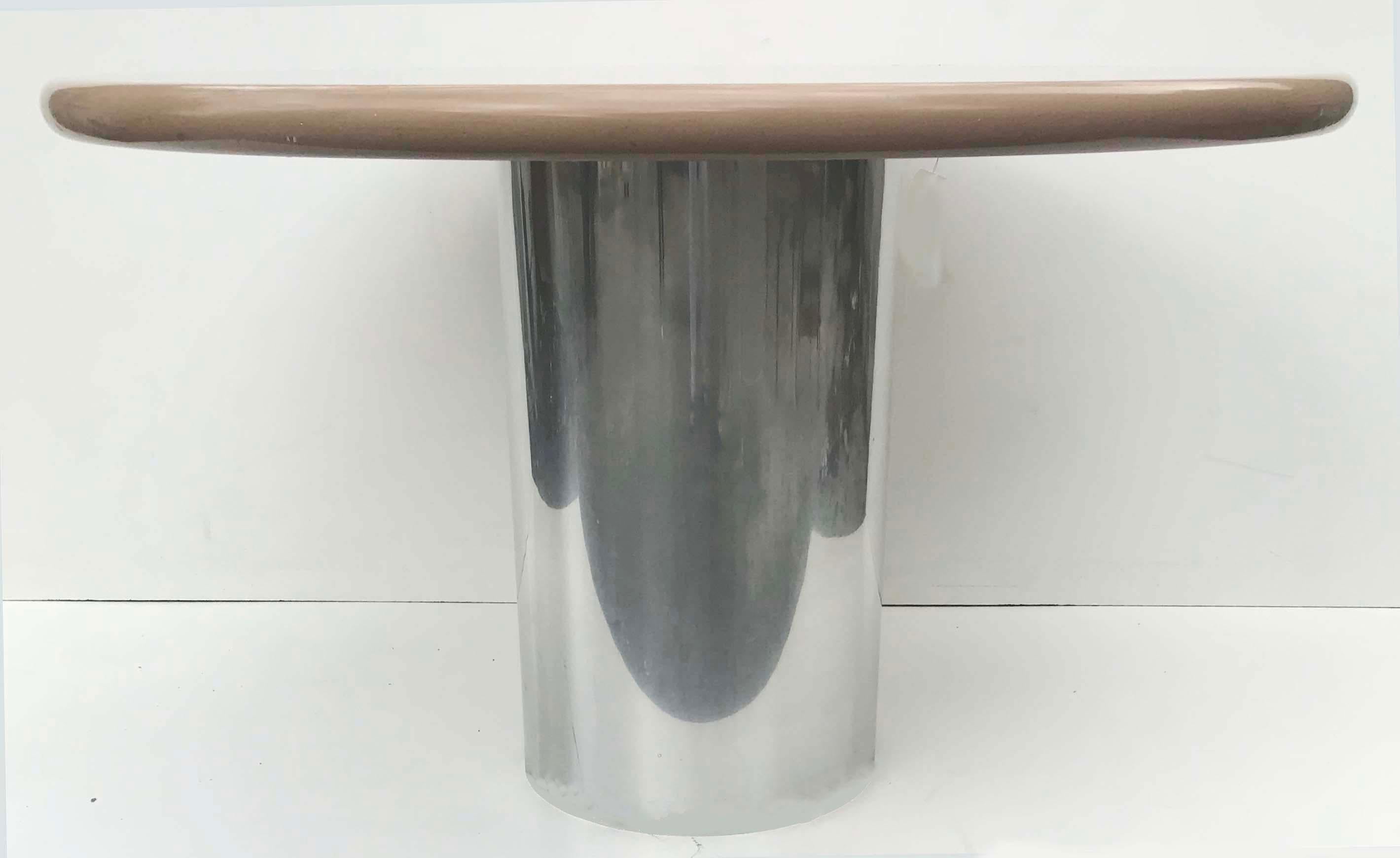 Herrlicher runder Esstisch im Stil von Karl Springer, Platte aus Laminat und runder Stahlfuß.

Durchmesser des Rohrs: 16