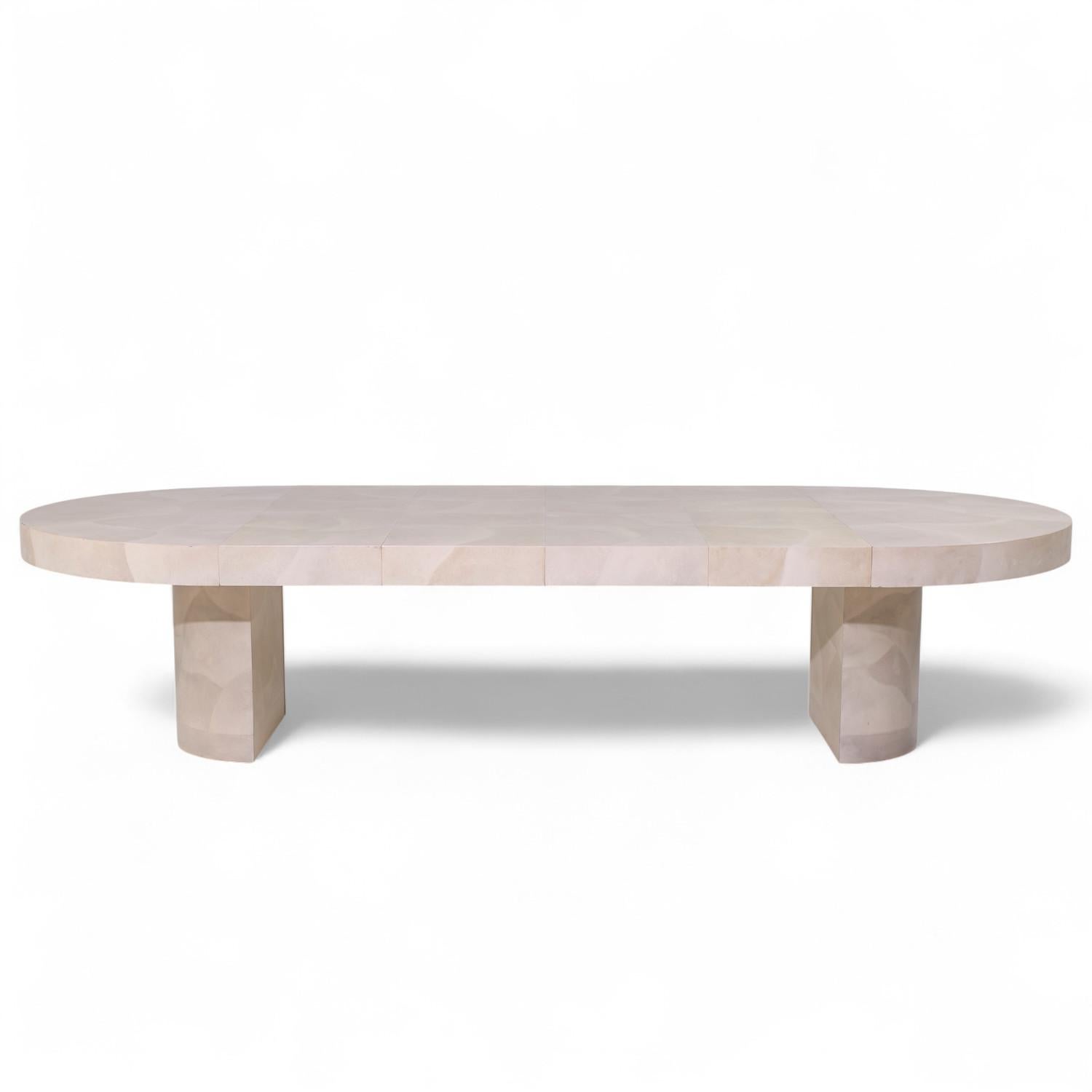 Karl Springer Style Mid Century Table de salle à manger extensible en fausse peau de chèvre avec 4 abattants

Cette table mesure : 60 de large x 60 de profond x 30,25 pouces de haut, avec un dégagement pour les chaises de 25,5 pouces, chaque feuille