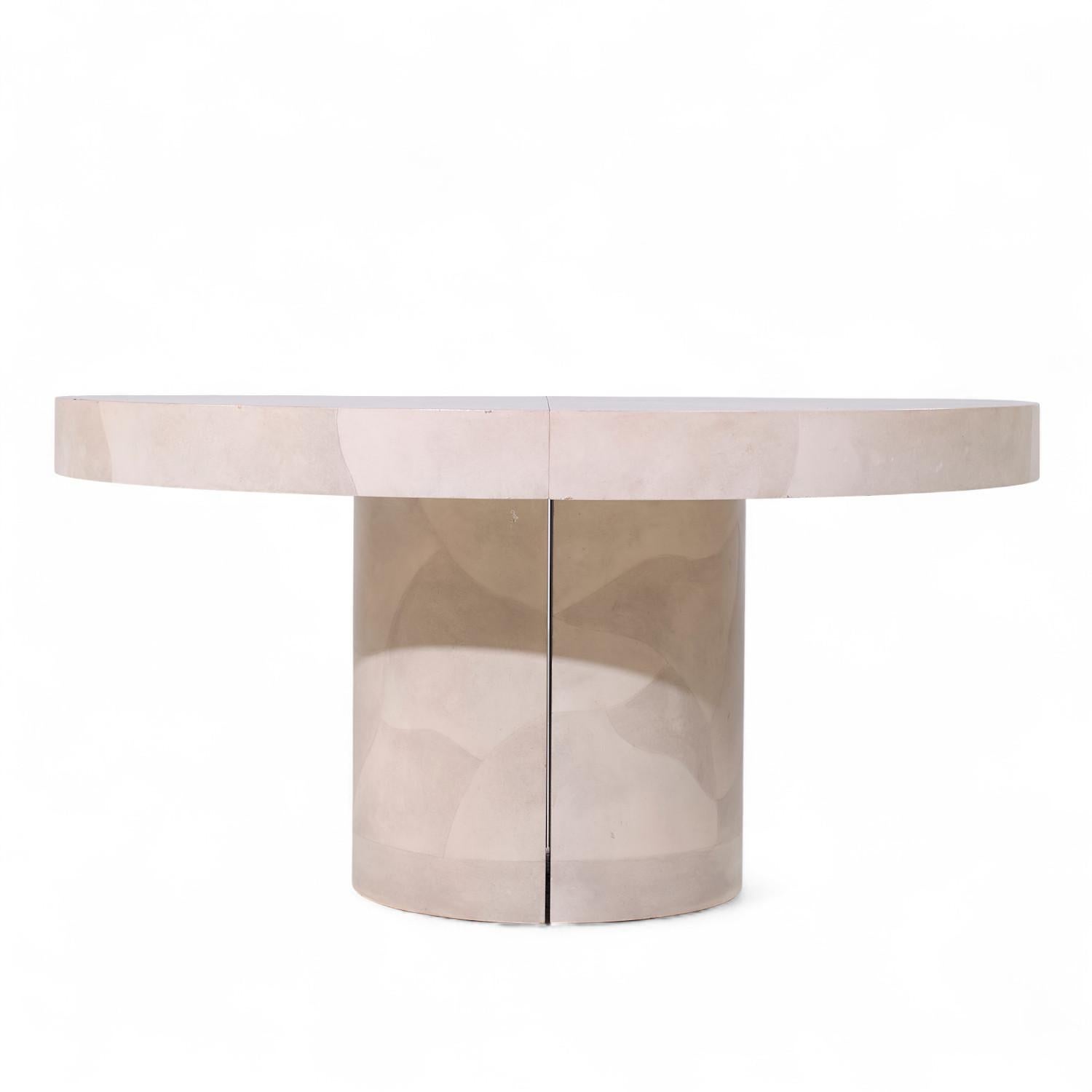 20ième siècle Table de salle à manger extensible en fausse peau de chèvre avec 4 abattants, style Karl Springer en vente