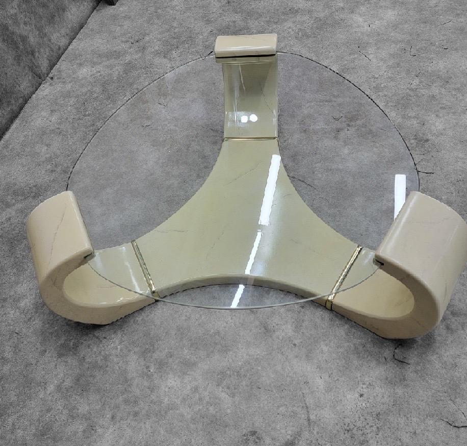 Une table basse Karl Springer (attr.) étonnamment substantielle avec sa laque classique, sa finition en peau de chèvre et ses détails en laiton.

