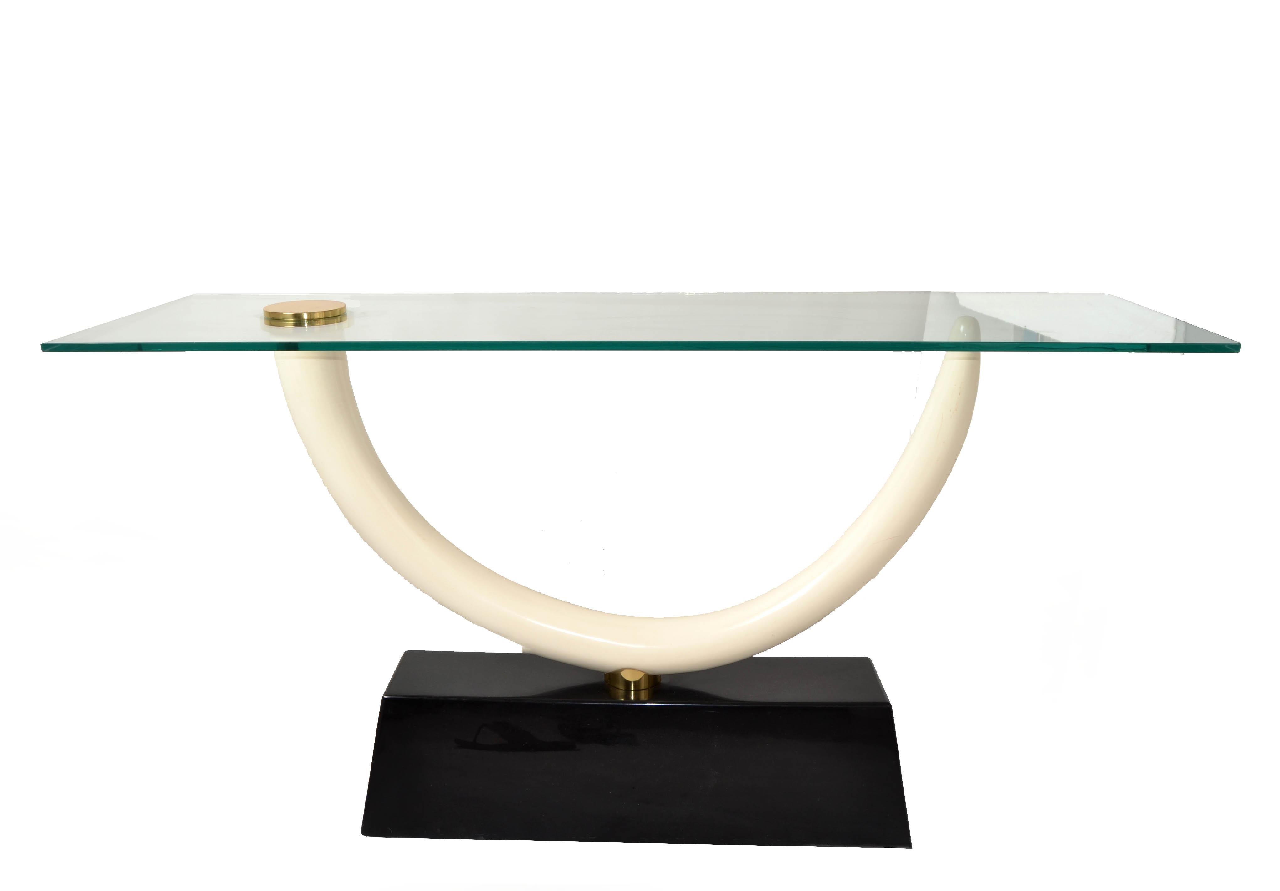 Mesa Consola de Cristal con Disco de Latón Estilo Karl Springer Faux Ivory Tusk Regency 1980 Regencia de Hollywood en venta