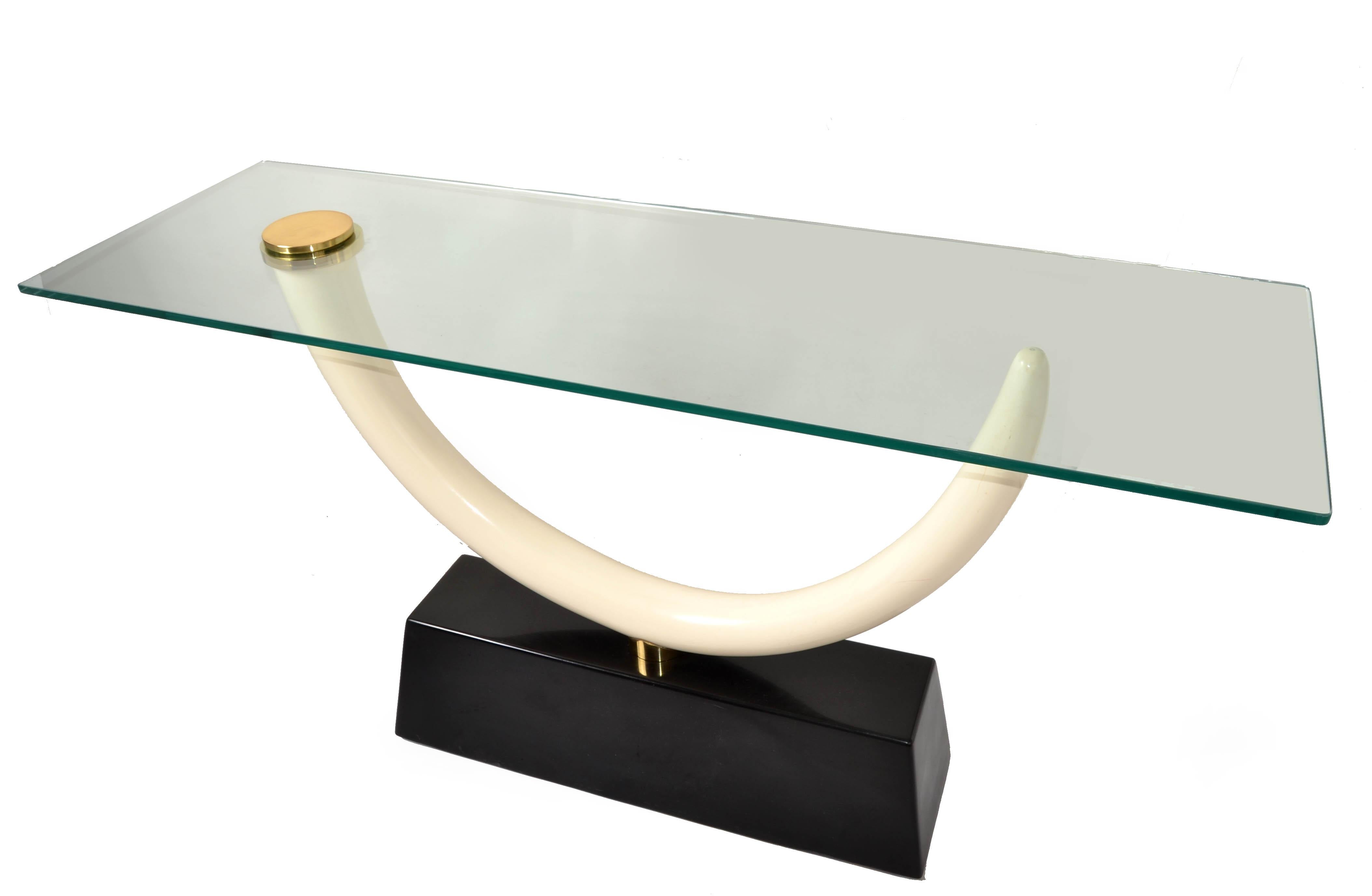 Mesa Consola de Cristal con Disco de Latón Estilo Karl Springer Faux Ivory Tusk Regency 1980 Lacado en venta