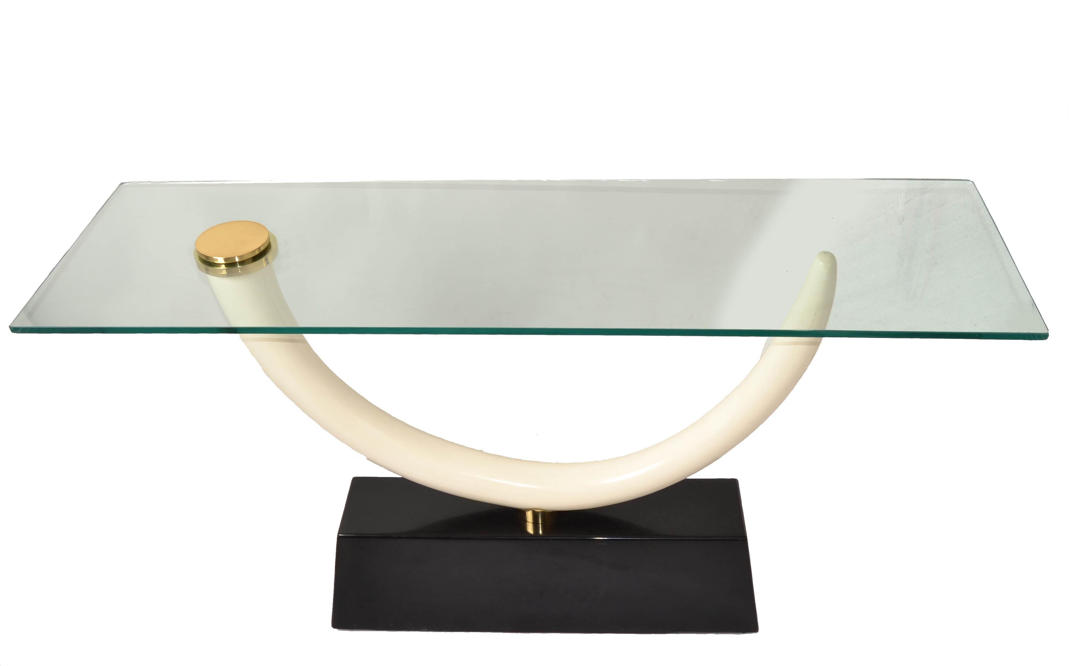 Mesa Consola de Cristal con Disco de Latón Estilo Karl Springer Faux Ivory Tusk Regency 1980 en Bueno estado para la venta en Miami, FL