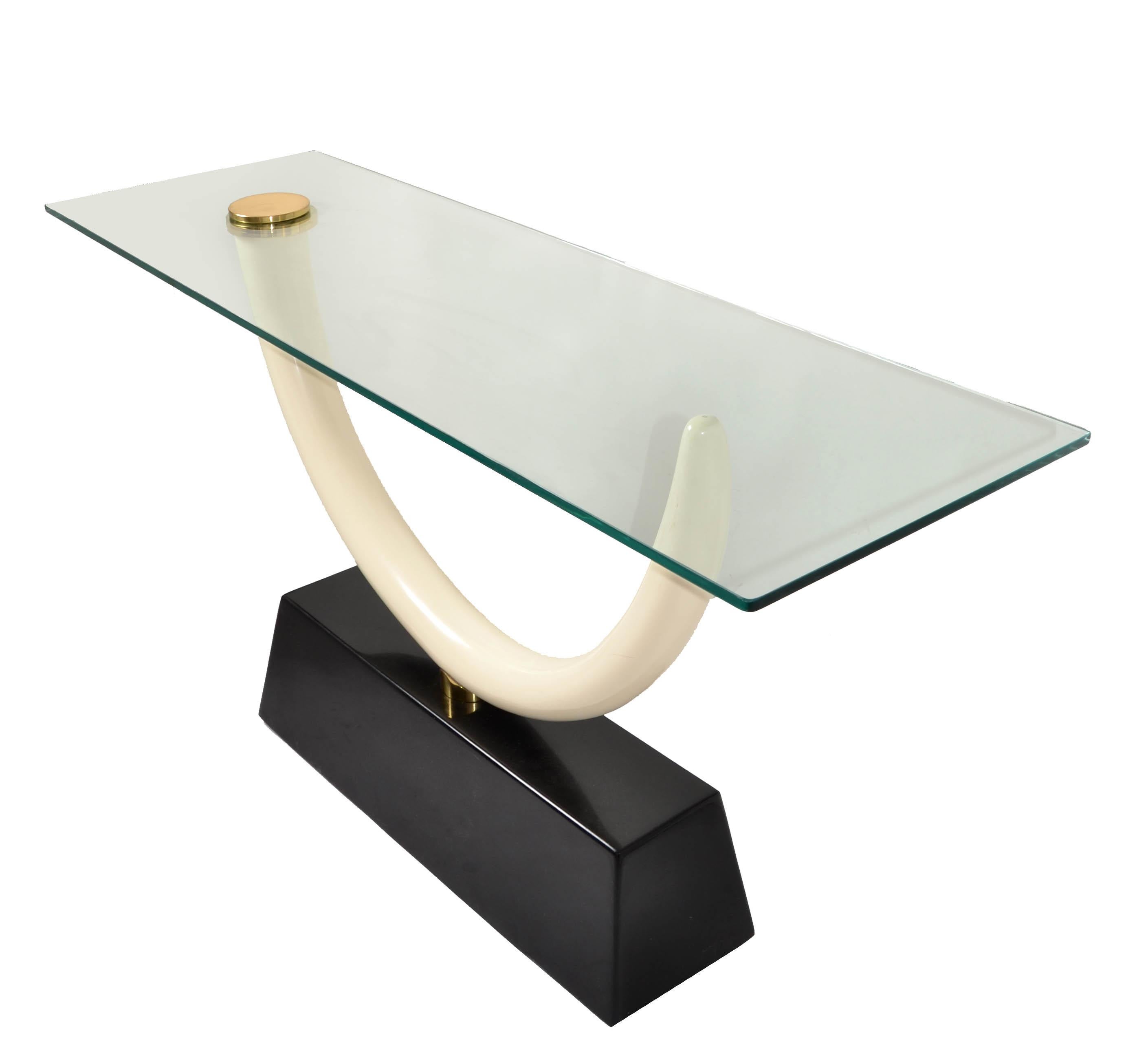 Mesa Consola de Cristal con Disco de Latón Estilo Karl Springer Faux Ivory Tusk Regency 1980 finales del siglo XX en venta
