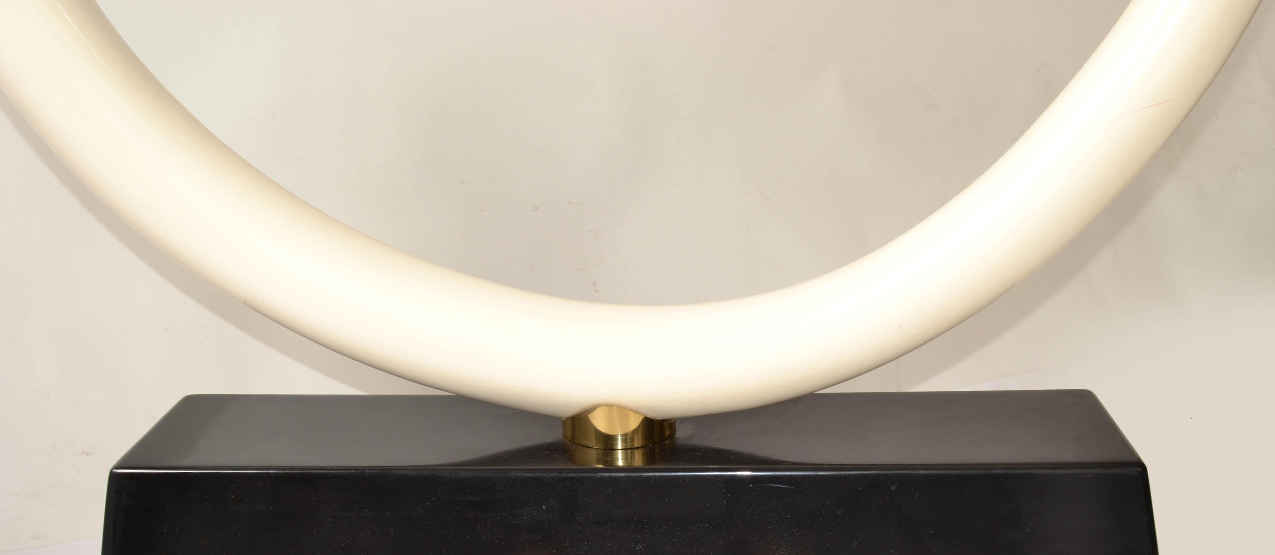 Mesa Consola de Cristal con Disco de Latón Estilo Karl Springer Faux Ivory Tusk Regency 1980 en venta 2