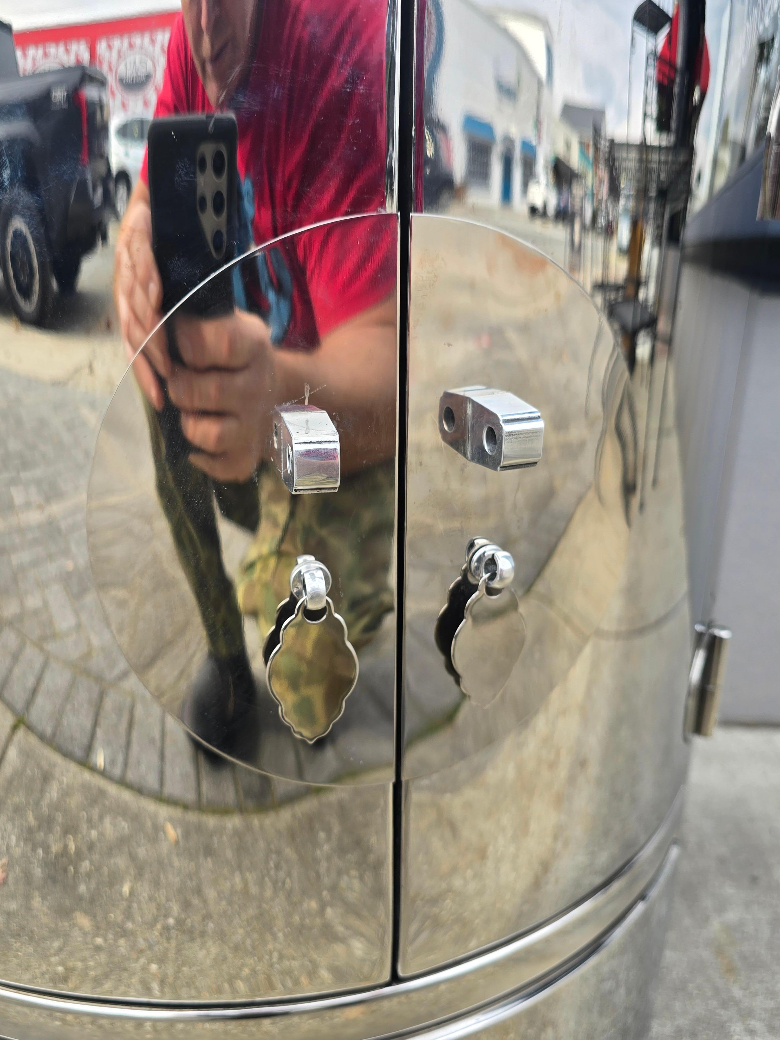 Tables à tambour en acier inoxydable forgé de style Karl Springer en vente 1