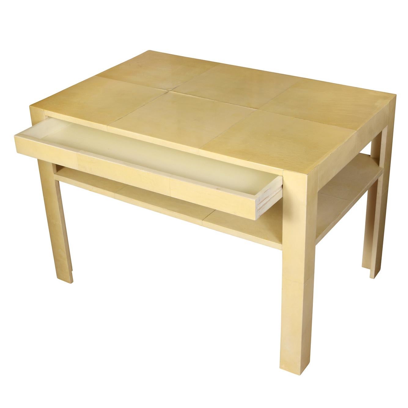 Table d'appoint vintage en peau de chèvre de style Karl Springer avec un seul tiroir et une étagère. Une table chic de style Mid-Century Modern de couleur jaune pâle
