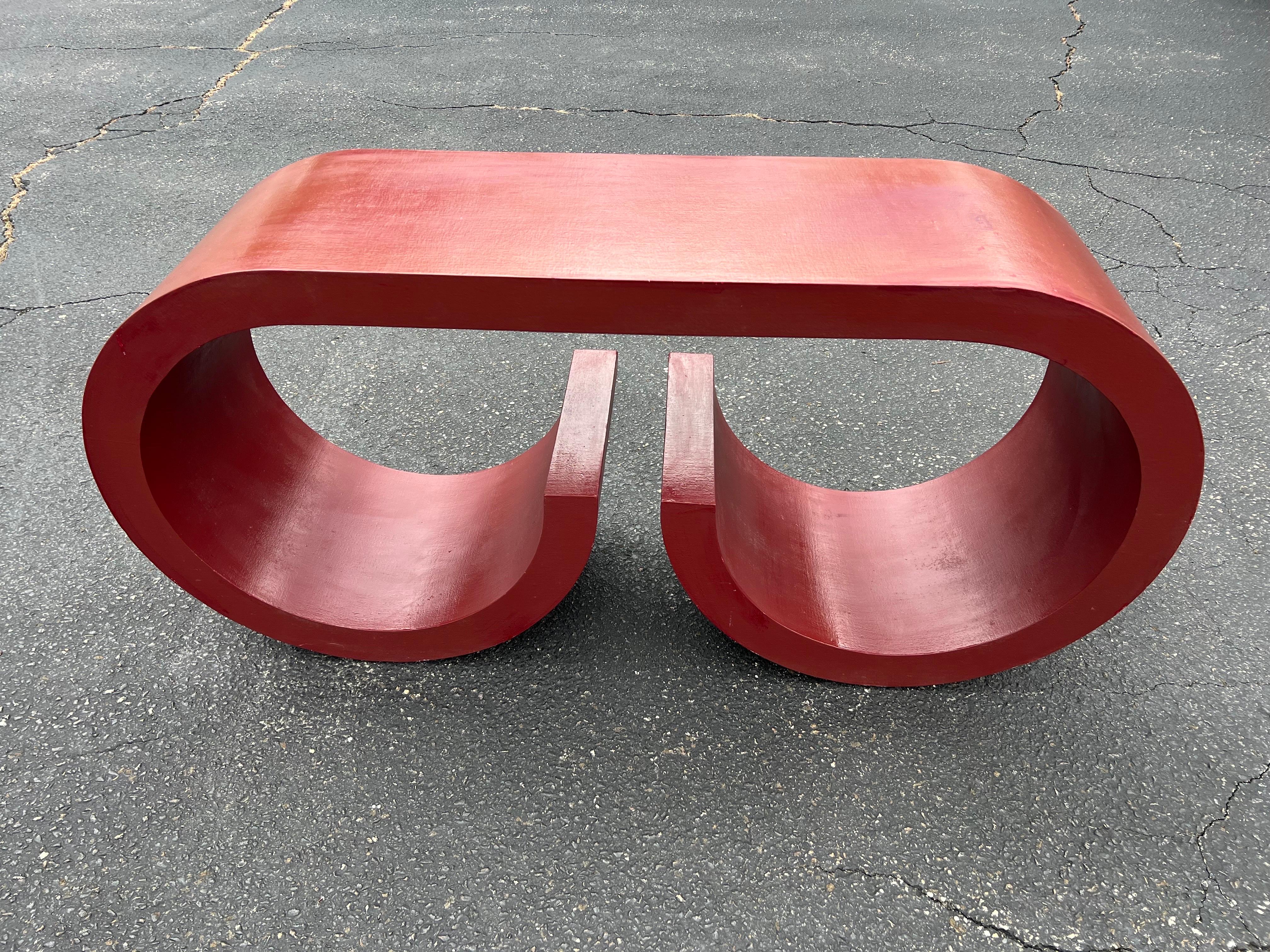 Tavolo consolle a cascata in tessuto d'erba in stile Karl Springer. Favoloso colore marrone. Un pezzo straordinario, perfetto per gli interni dal look anni '80. Utilizzalo in un ingresso con un grande specchio o un quadro. O come console di servizio.