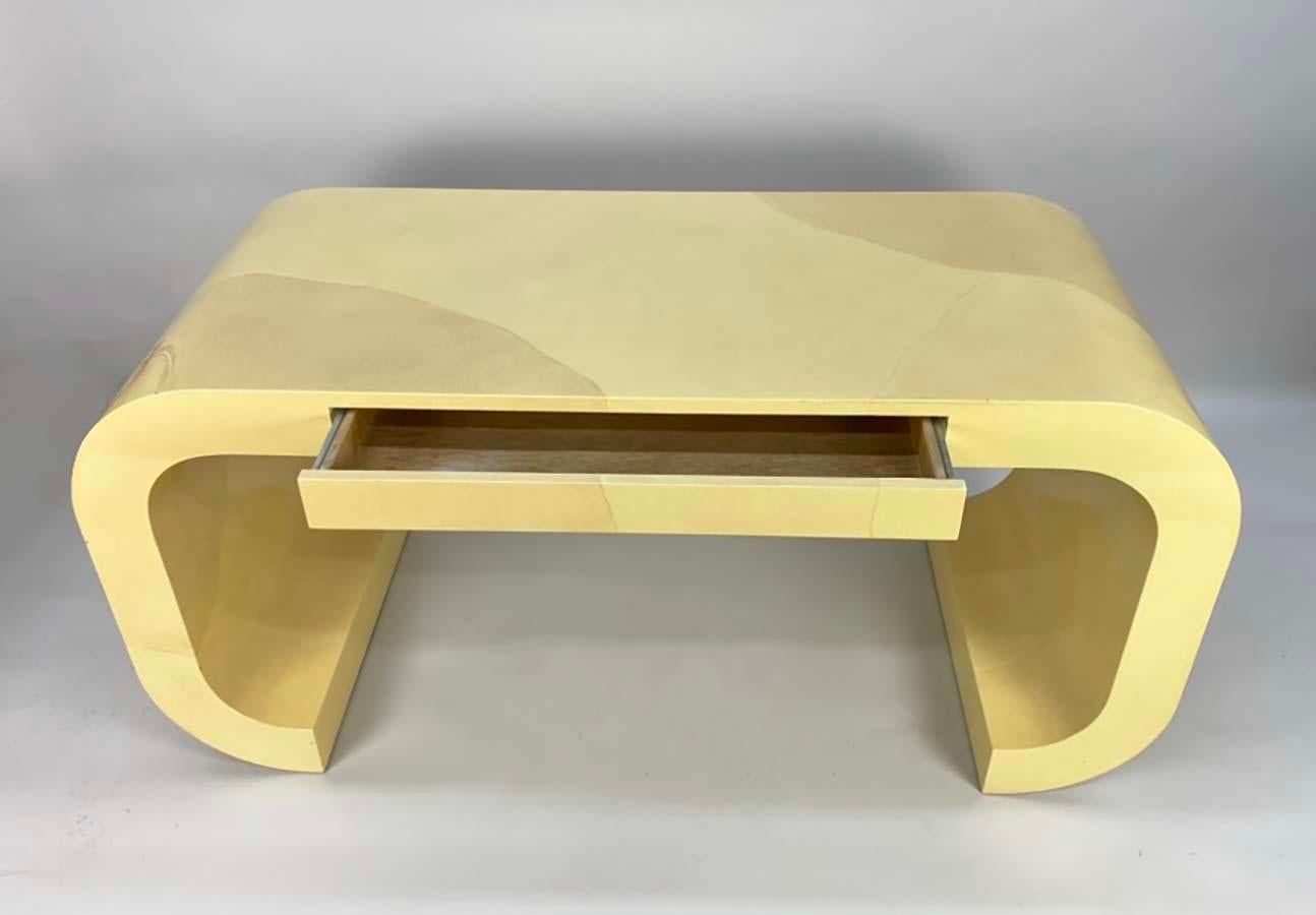 Mid-Century moderno Scrivania in pergamena laccata in stile Karl Springer in vendita