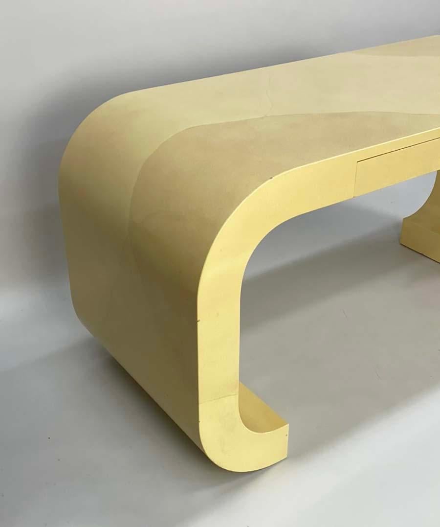 Scrivania in pergamena laccata in stile Karl Springer in vendita 1