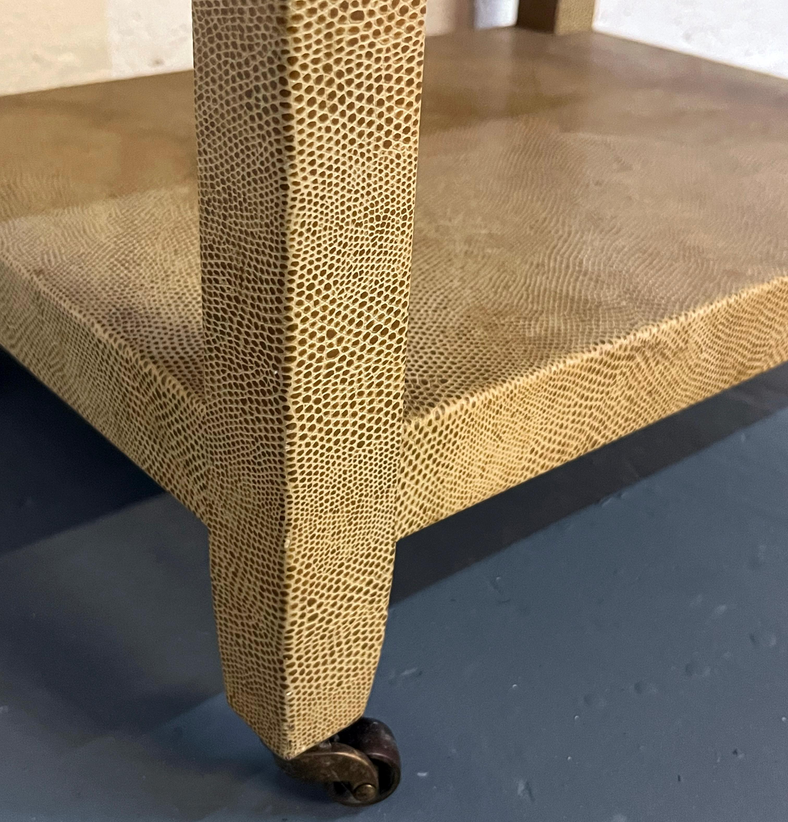 Mid-Century Modern Table d'appoint roulante en peau de chèvre laquée, style Karl Springer, 1970 en vente