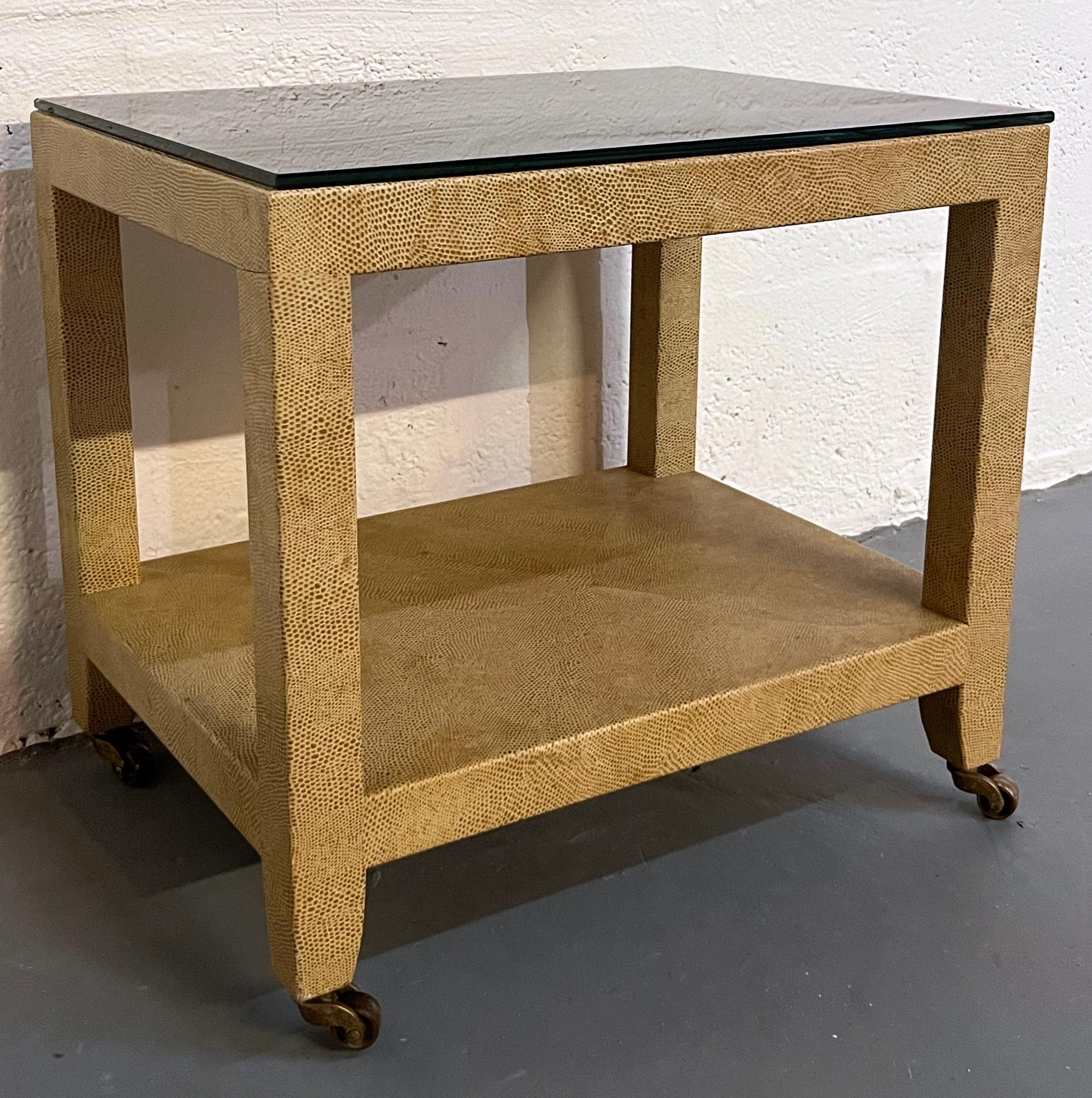 Américain Table d'appoint roulante en peau de chèvre laquée, style Karl Springer, 1970 en vente