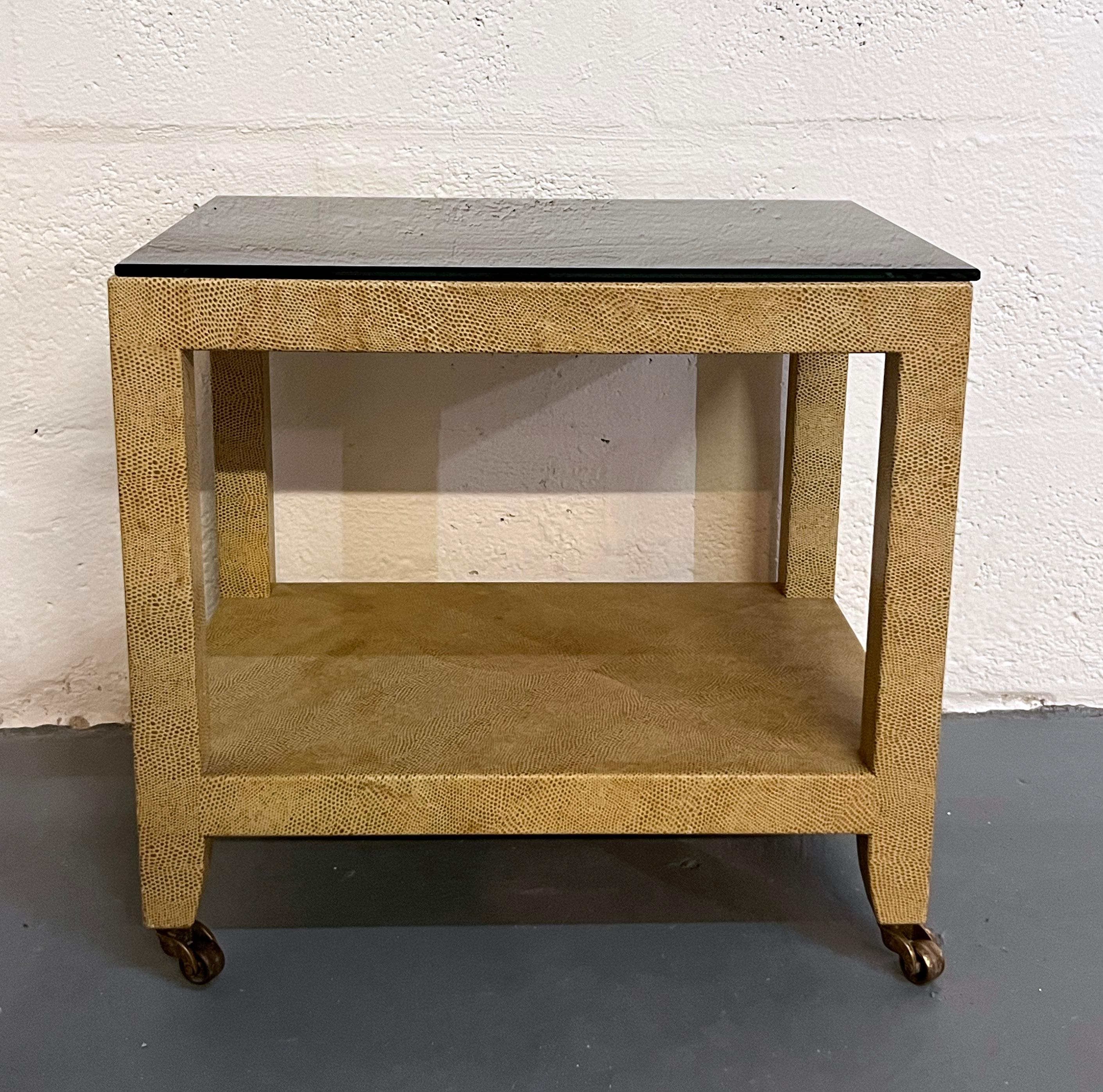 Table d'appoint roulante en peau de chèvre laquée, style Karl Springer, 1970 Bon état - En vente à Miami, FL