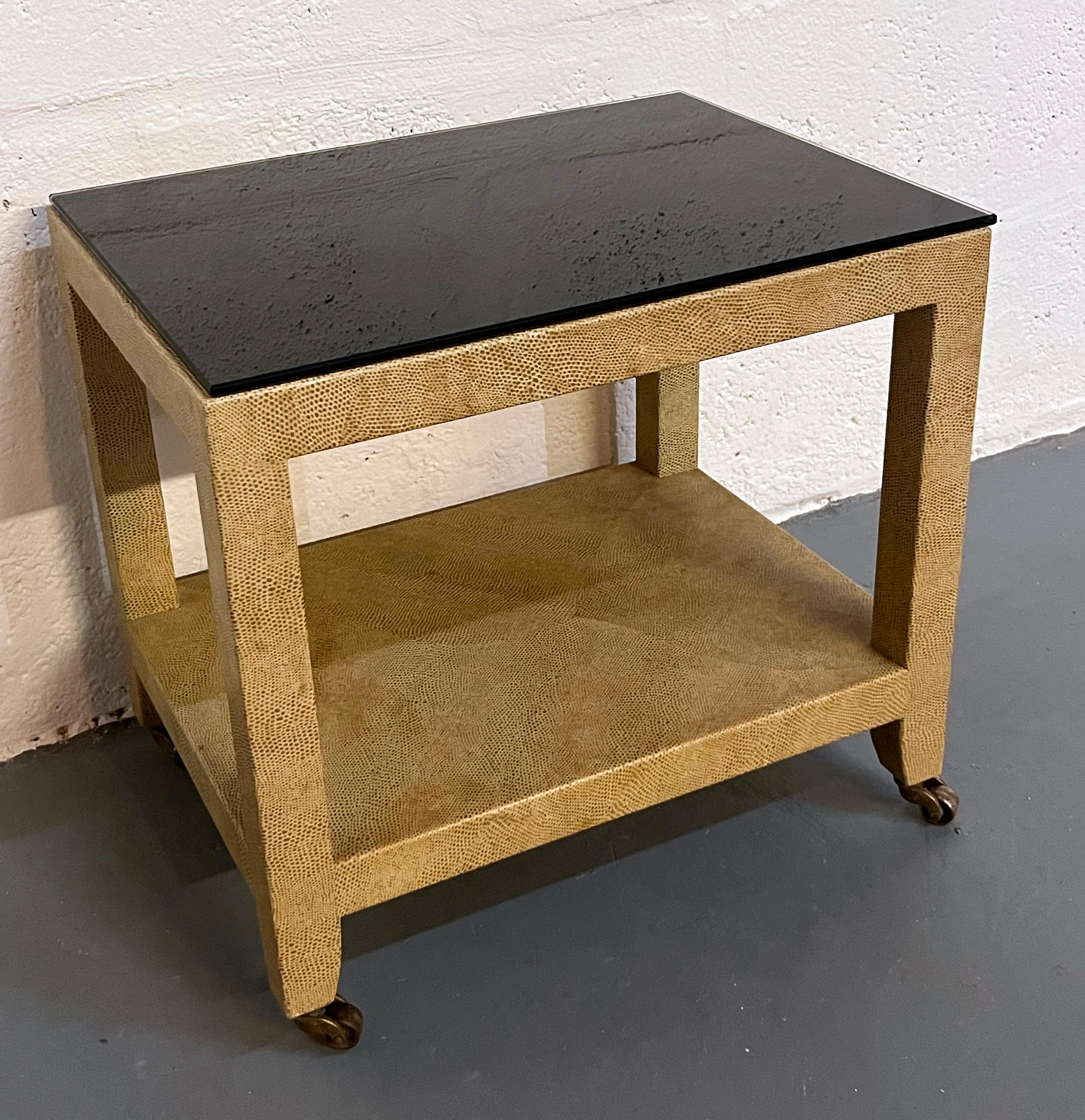 Fin du 20e siècle Table d'appoint roulante en peau de chèvre laquée, style Karl Springer, 1970 en vente