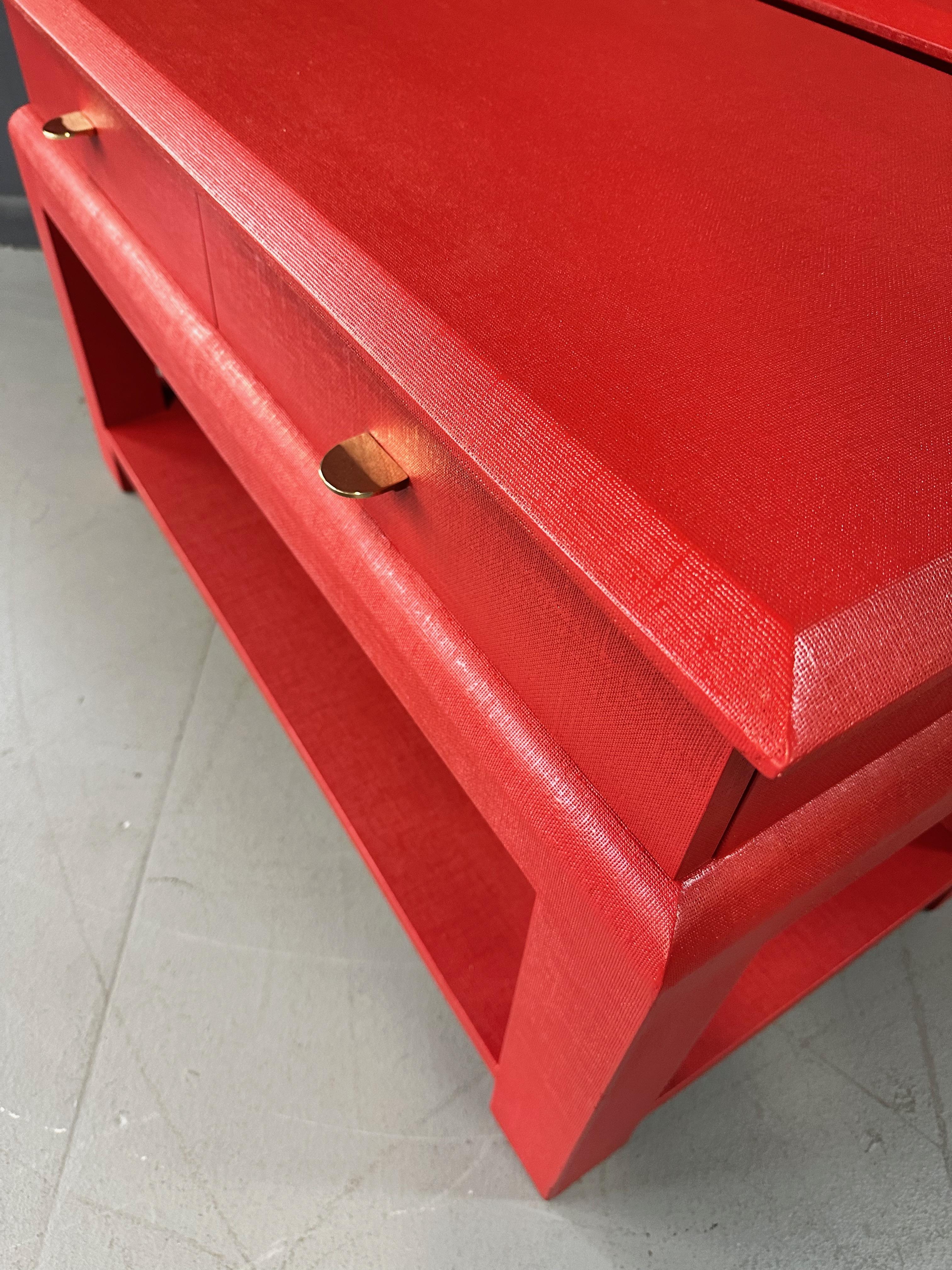 Raphia Tables d'appoint en raphia rouge laqué de style Karl Springer avec poignées en laiton mi-siècle en vente