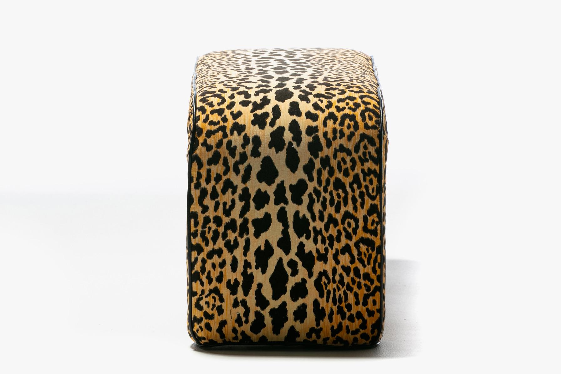 Fin du 20e siècle Grand banc cascade de style Karl Springer en velours léopard et cuir noir en vente