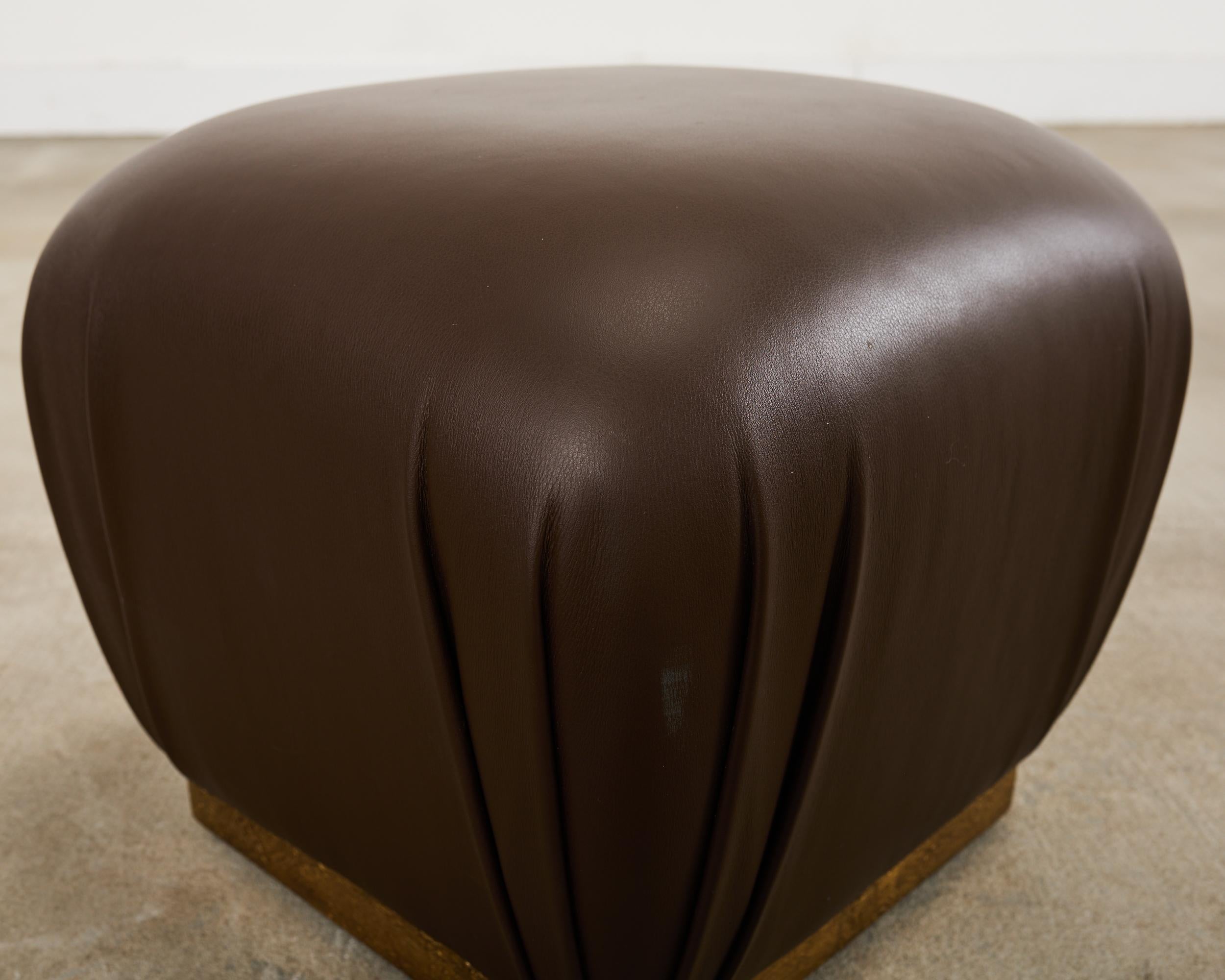 20ième siècle Tabouret Pouf en cuir de style Karl Springer en vente