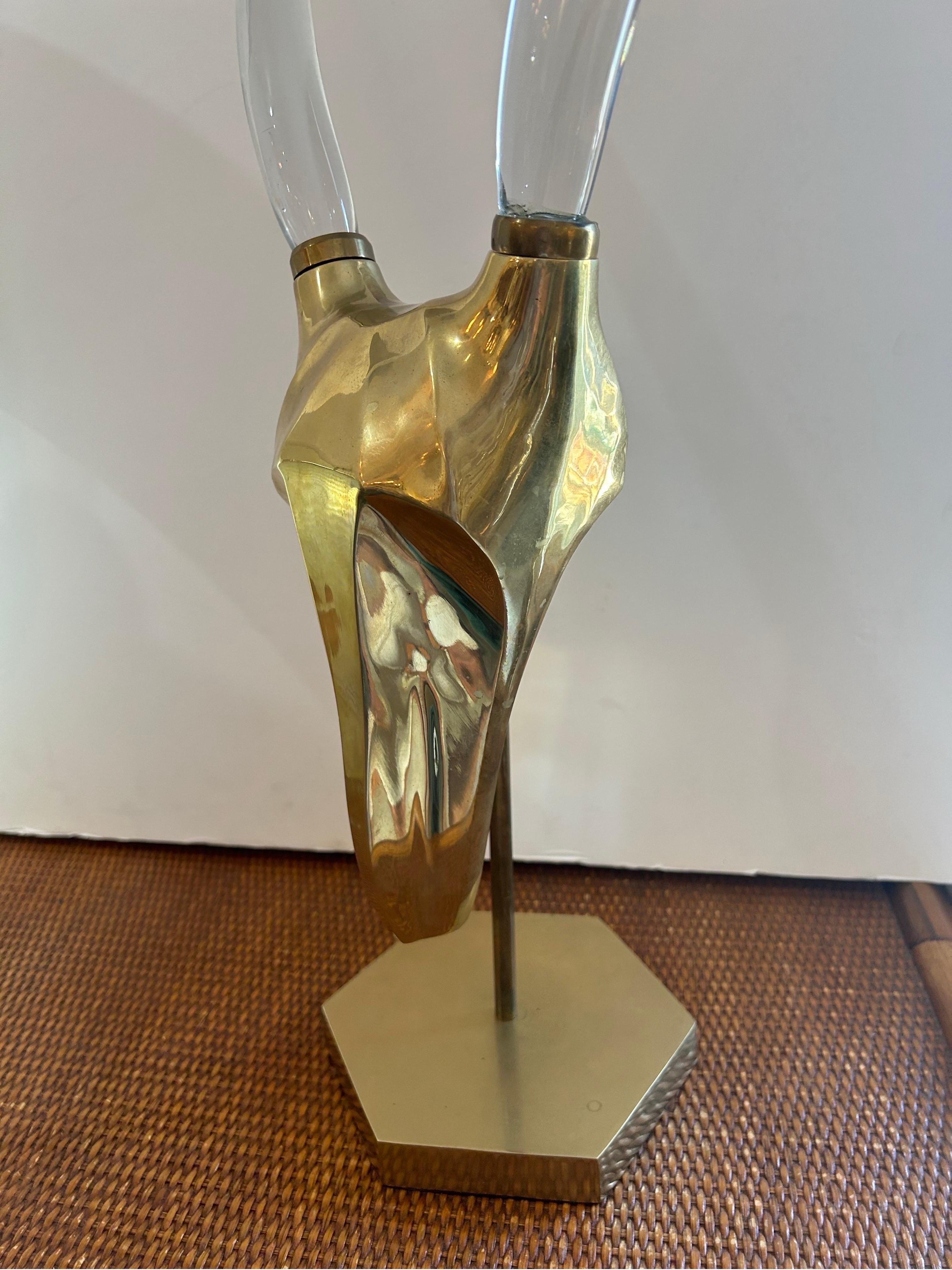 Una testa di ramo in stile Karl Springer altamente stilizzata in ottone lucidato con corna in acrilico... su una base esagonale in ottone... Le corna, il palo e la base si smontano e si ricollegano facilmente. Sono tutti in ottima forma e  sono di