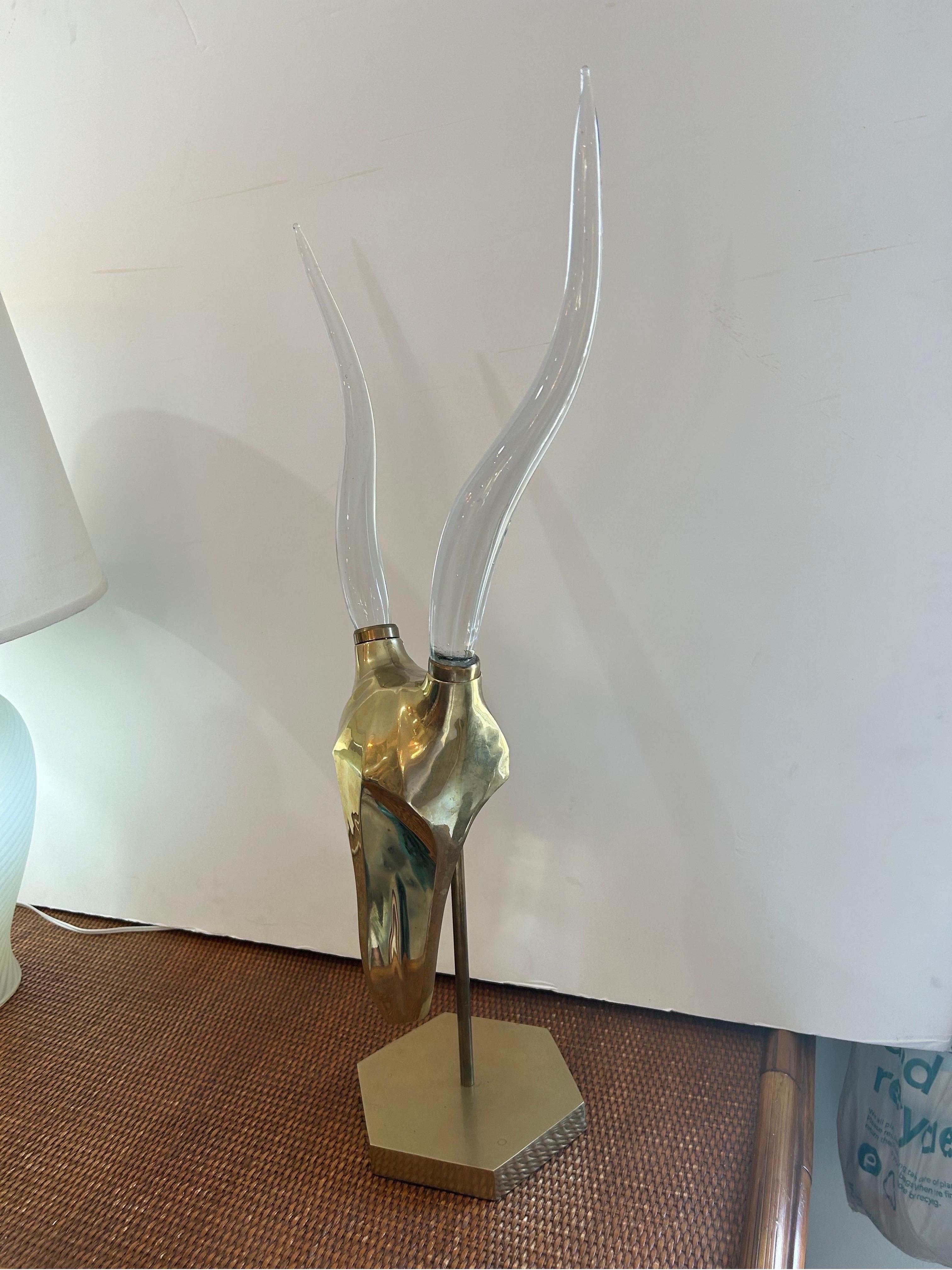 Mid-Century moderno Scultura a forma di ariete in lucite e ottone in stile Karl Springer...anni '70 in vendita