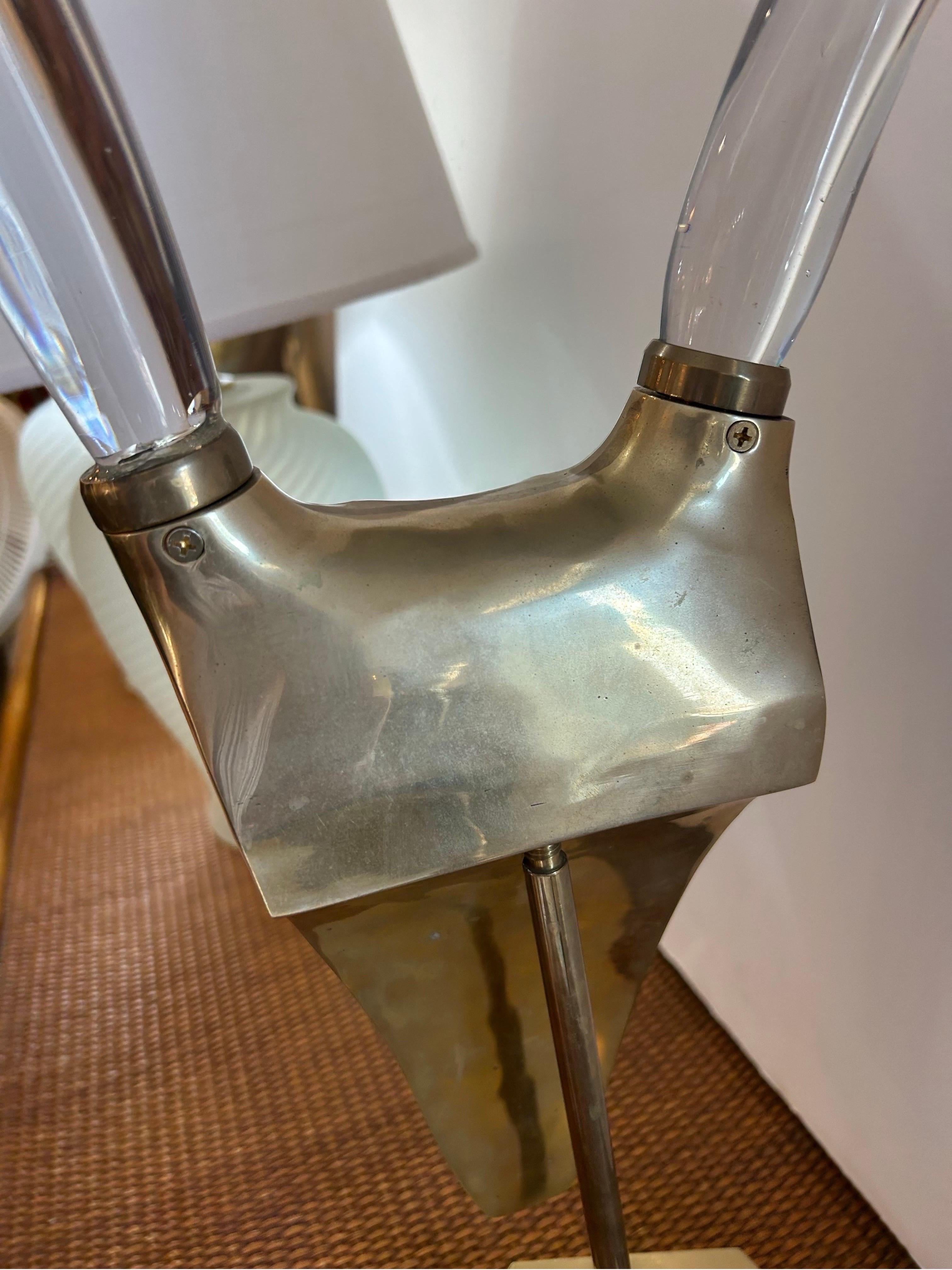 Scultura a forma di ariete in lucite e ottone in stile Karl Springer...anni '70 In condizioni buone in vendita a West Palm Beach, FL