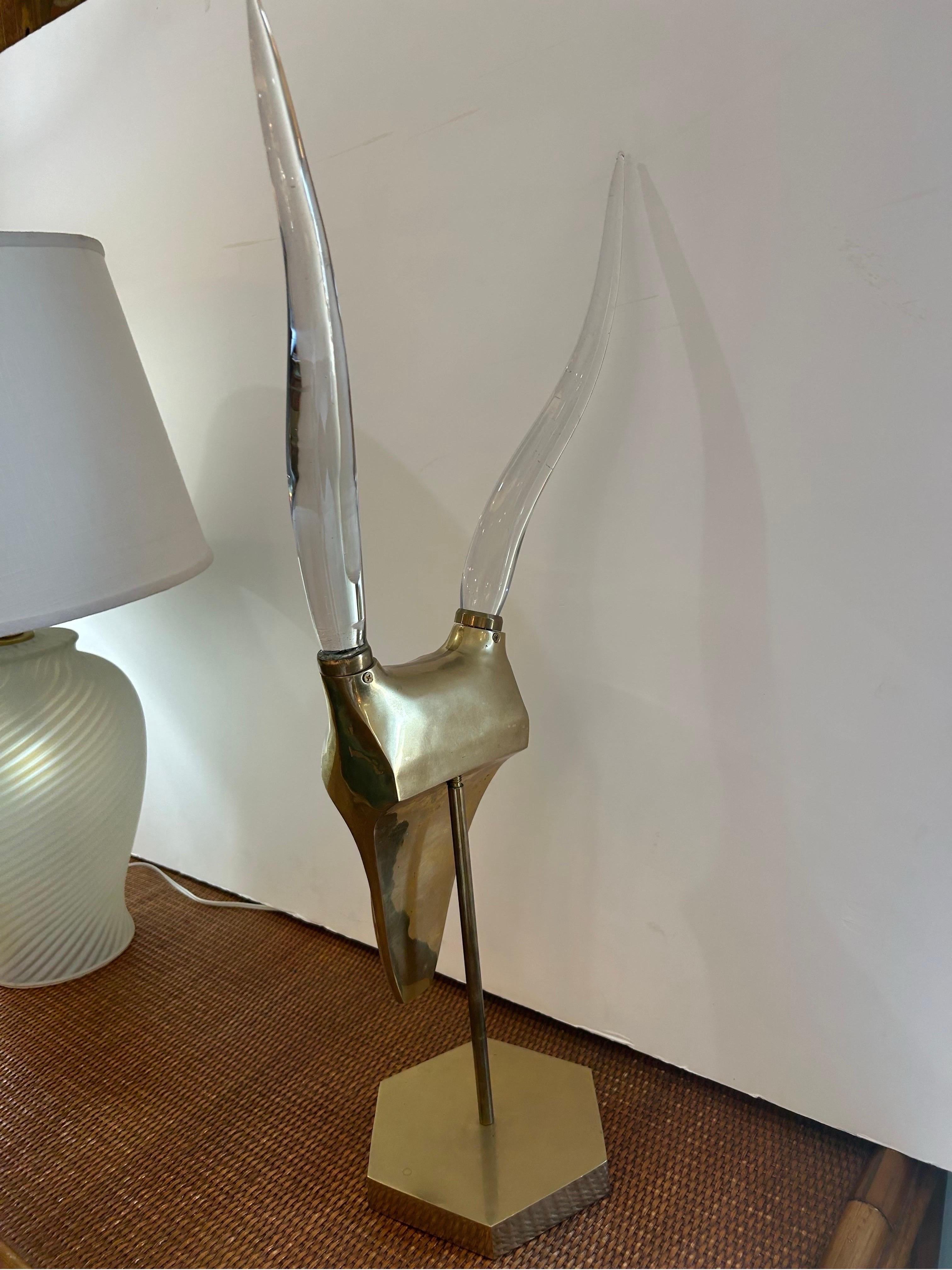 XX secolo Scultura a forma di ariete in lucite e ottone in stile Karl Springer...anni '70 in vendita