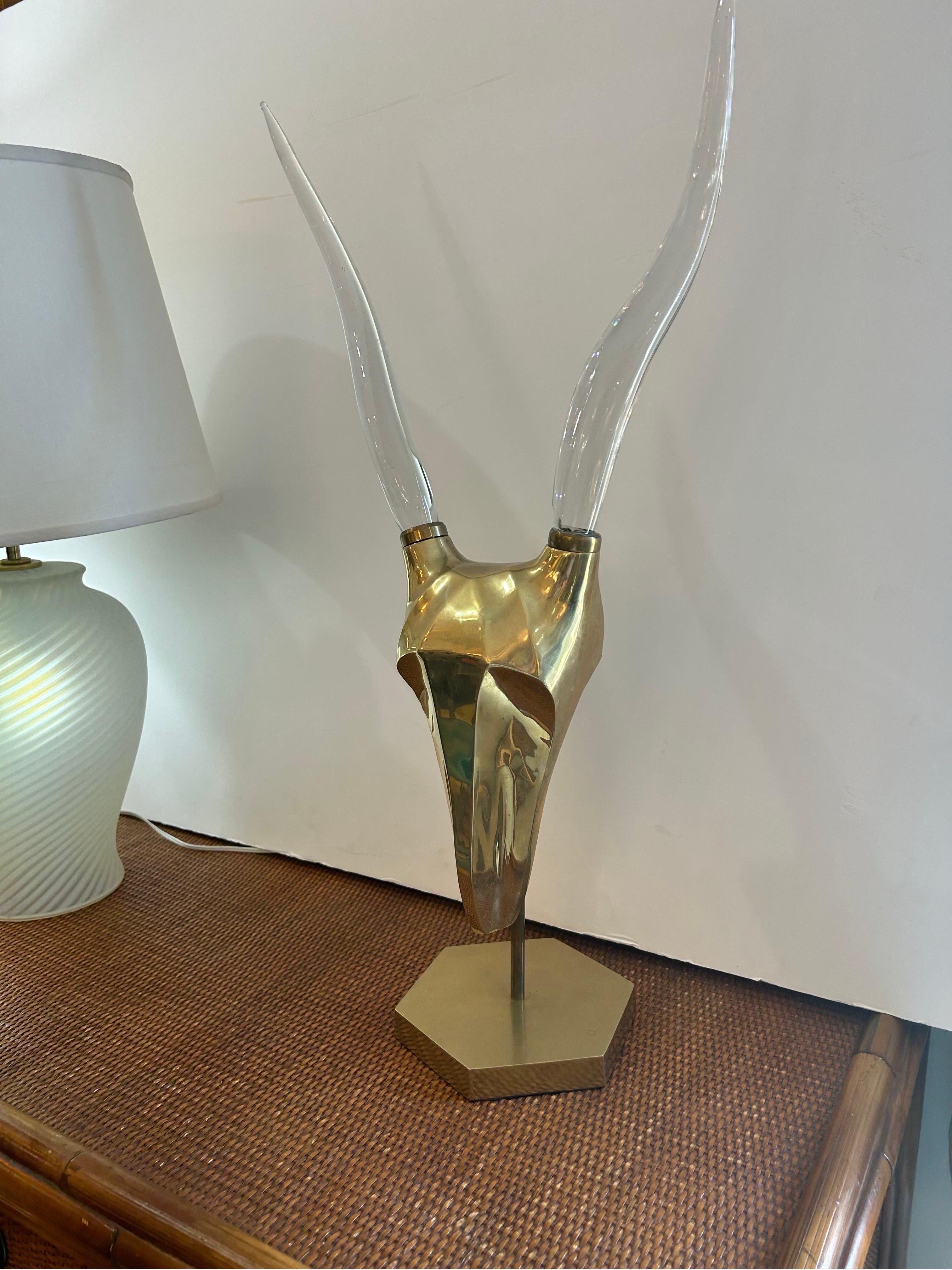 Scultura a forma di ariete in lucite e ottone in stile Karl Springer...anni '70 in vendita 1