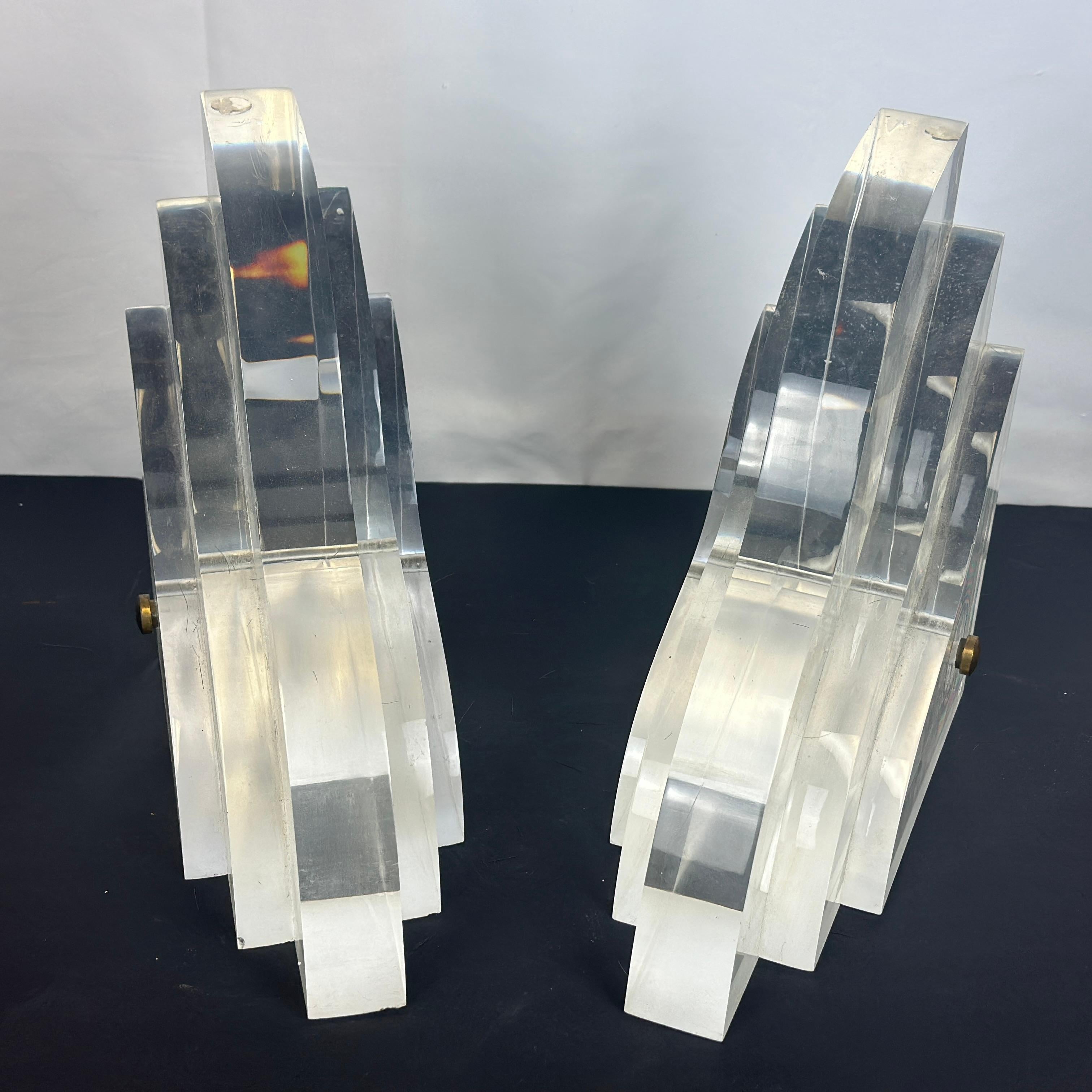 Moderno Staffe da parete in lucite per scaffali in stile Karl Springer - Una coppia in vendita