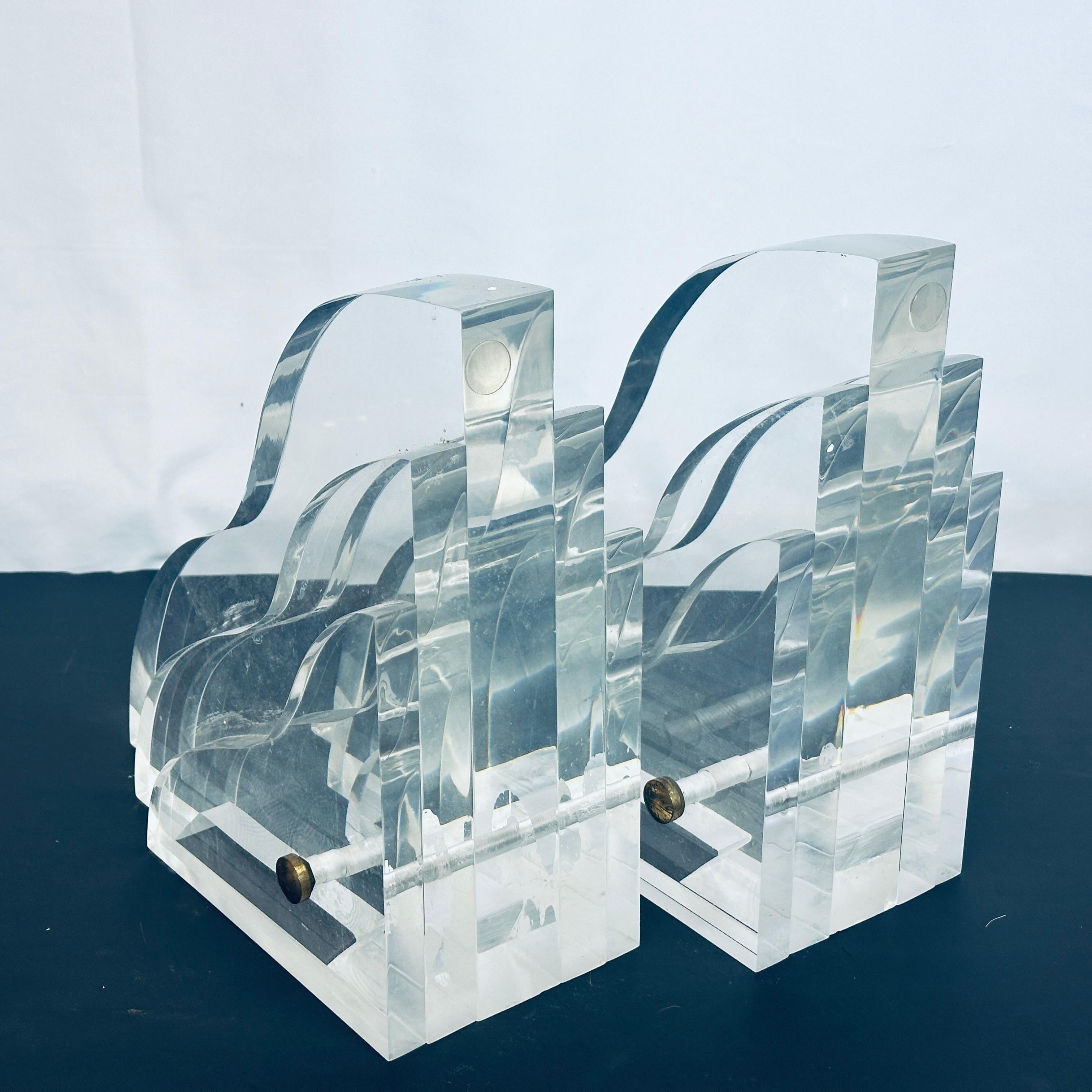 Americano Staffe da parete in lucite per scaffali in stile Karl Springer - Una coppia in vendita