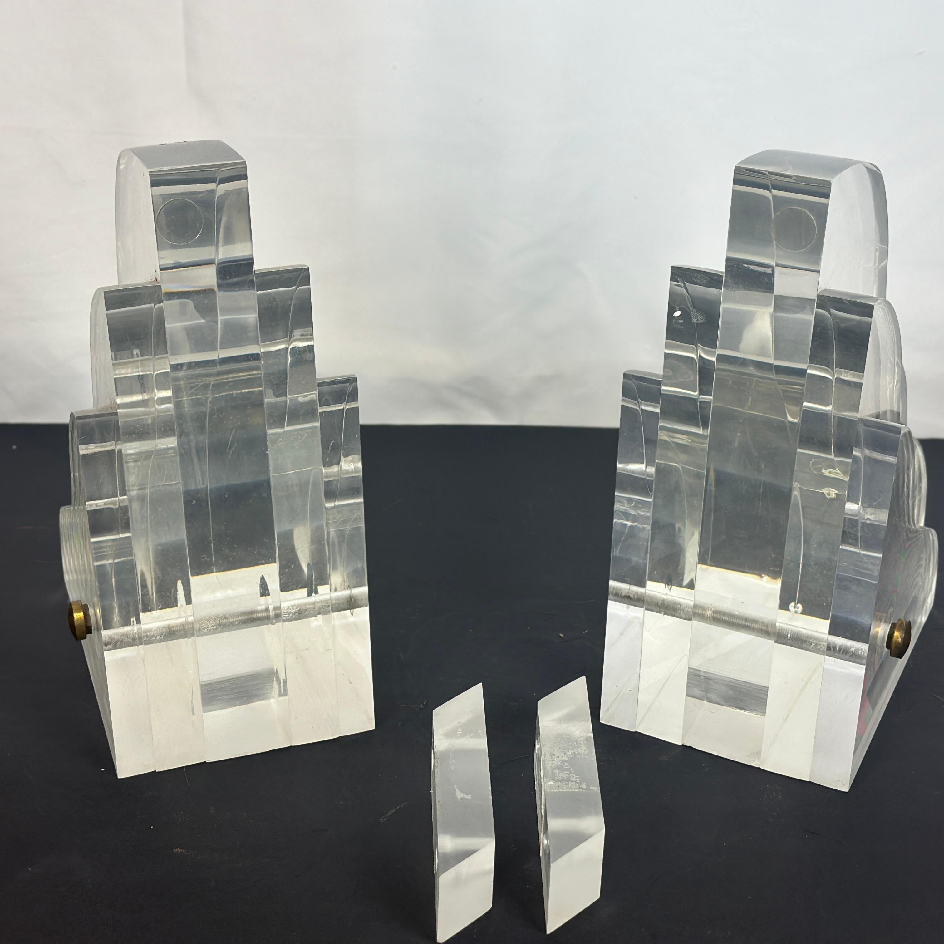 Staffe da parete in lucite per scaffali in stile Karl Springer - Una coppia In condizioni buone in vendita a West Chester, PA