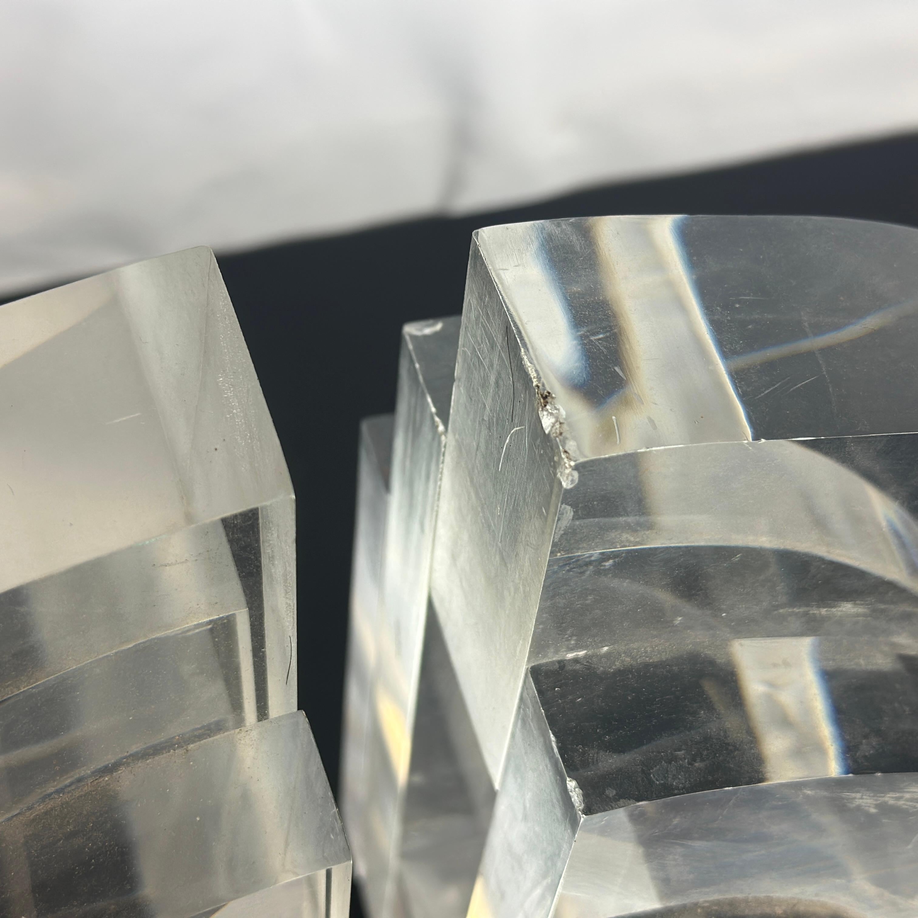 Lucite Staffe da parete in lucite per scaffali in stile Karl Springer - Una coppia in vendita