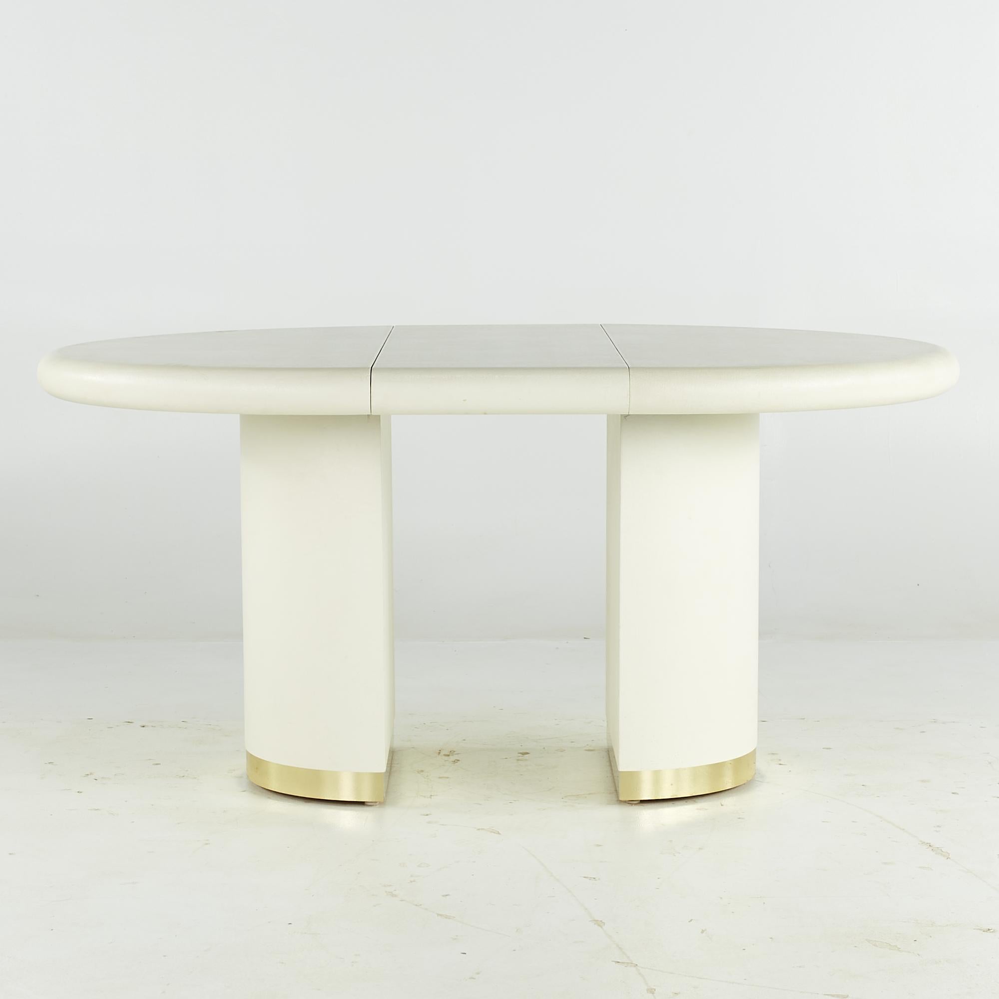 Table de salle à manger extensible en toile d'herbe et laiton, style Karl Springer, milieu de siècle en vente 4