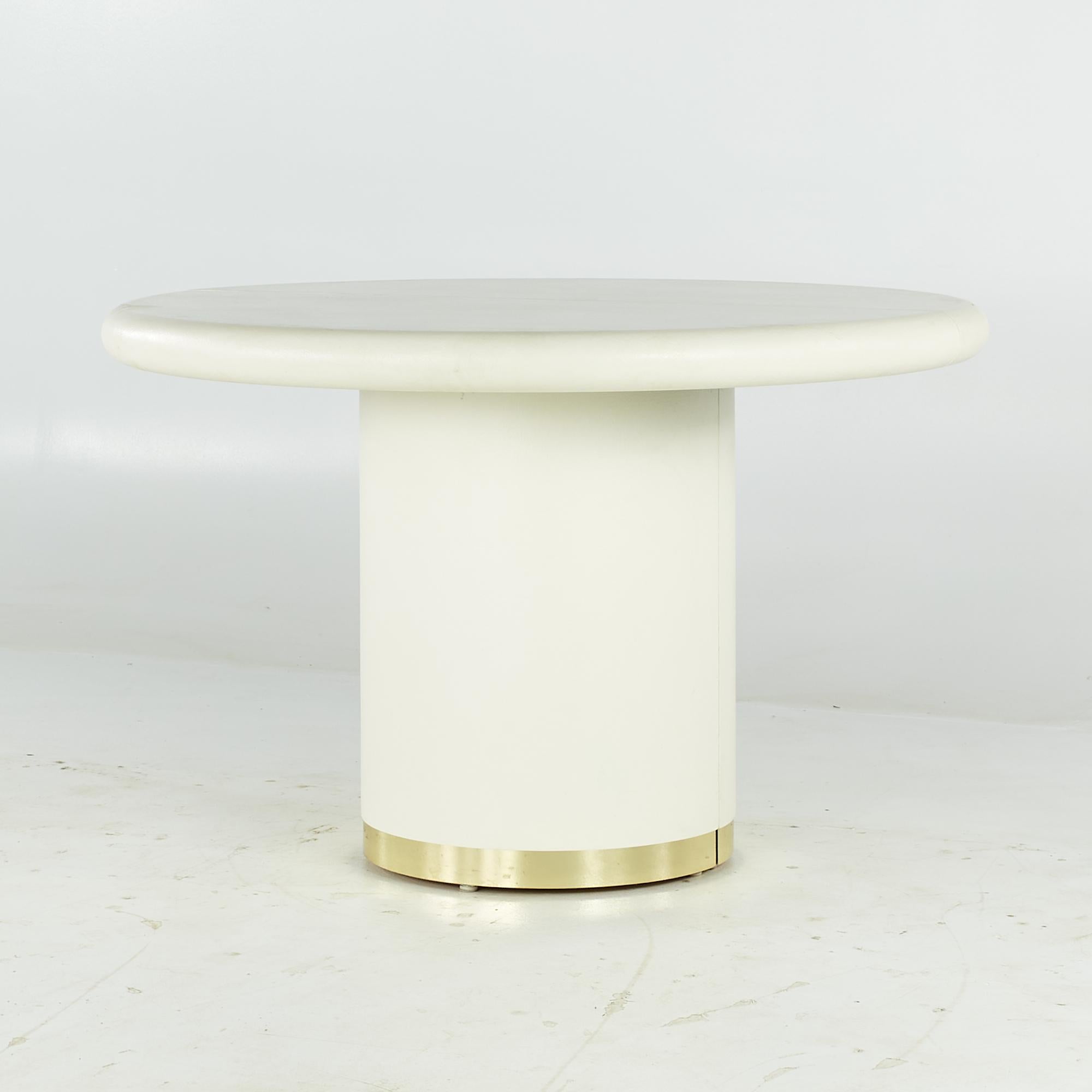 Table de salle à manger extensible en toile d'herbe et laiton, style Karl Springer, milieu de siècle

Cette table mesure : 47,5 de large x 47 de profond x 30,5 de haut, avec un dégagement pour les chaises de 27,5 pouces, chaque feuille mesure 16