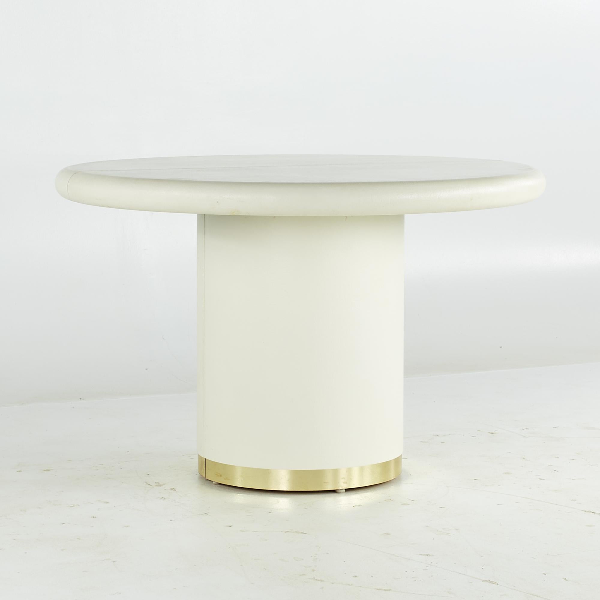 Américain Table de salle à manger extensible en toile d'herbe et laiton, style Karl Springer, milieu de siècle en vente