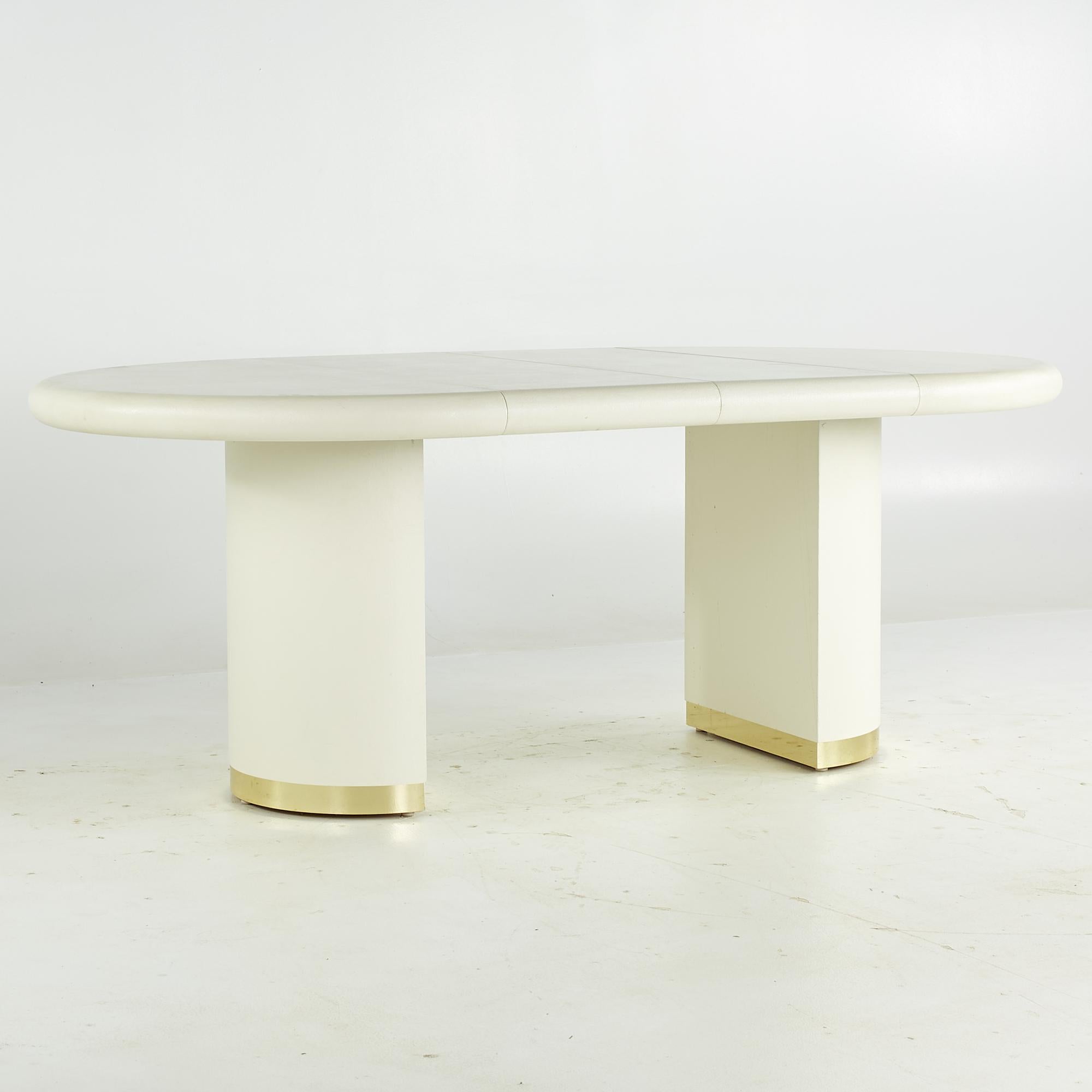 Table de salle à manger extensible en toile d'herbe et laiton, style Karl Springer, milieu de siècle Bon état - En vente à Countryside, IL