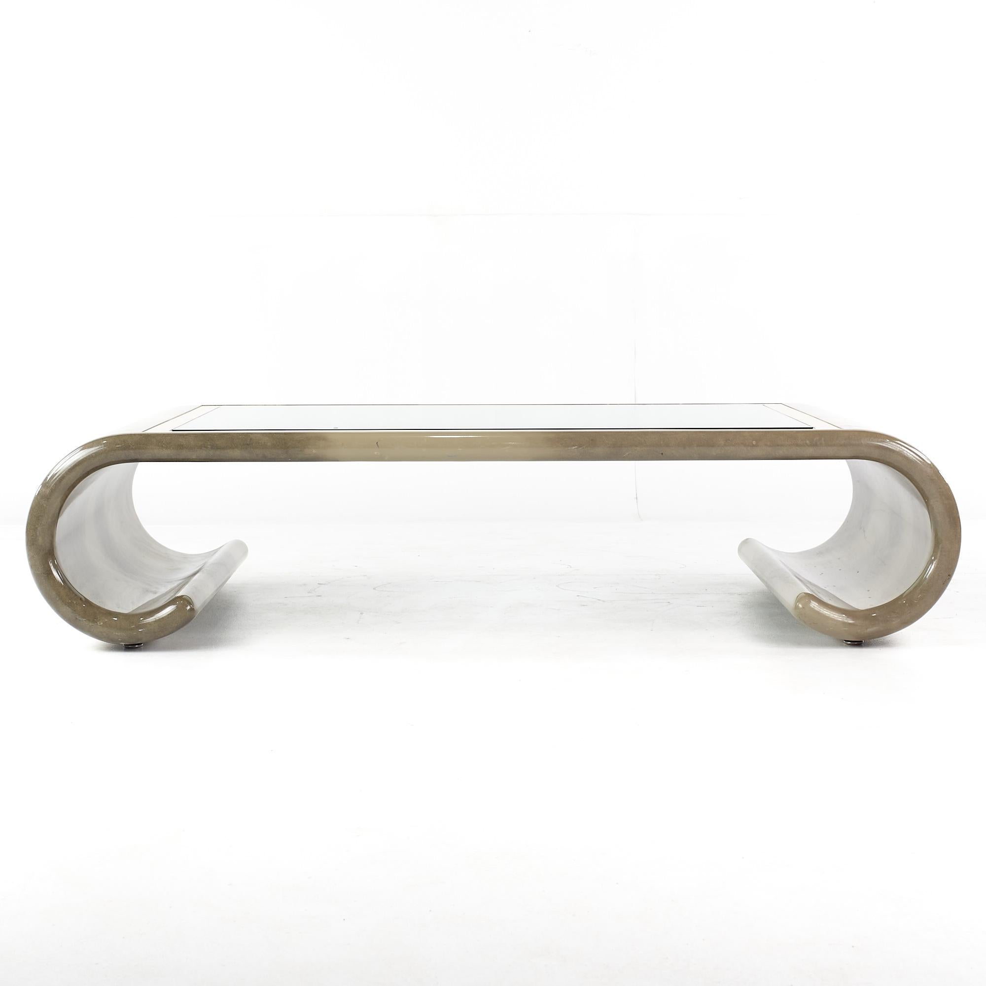 Table basse de style Karl Springer en verre et laque du milieu du siècle.

Cette table basse mesure : 71 de large x 41,5 de profond x 17 de haut.

Tous les meubles peuvent être achetés dans ce que nous appelons un état vintage restauré. Cela