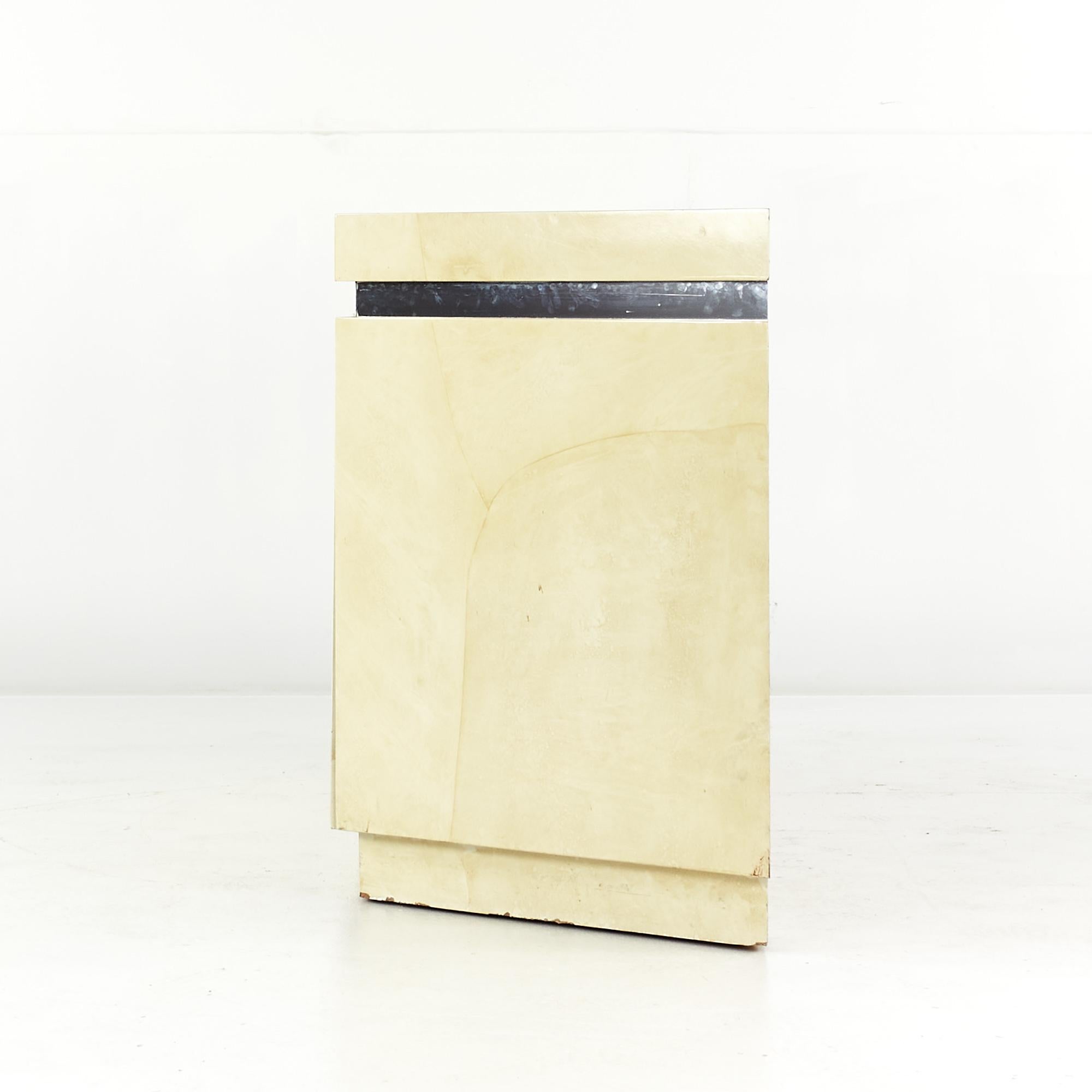 Credenza di metà secolo in stile Karl Springer con pelle di capra laccata e cromo In condizioni buone in vendita a Countryside, IL