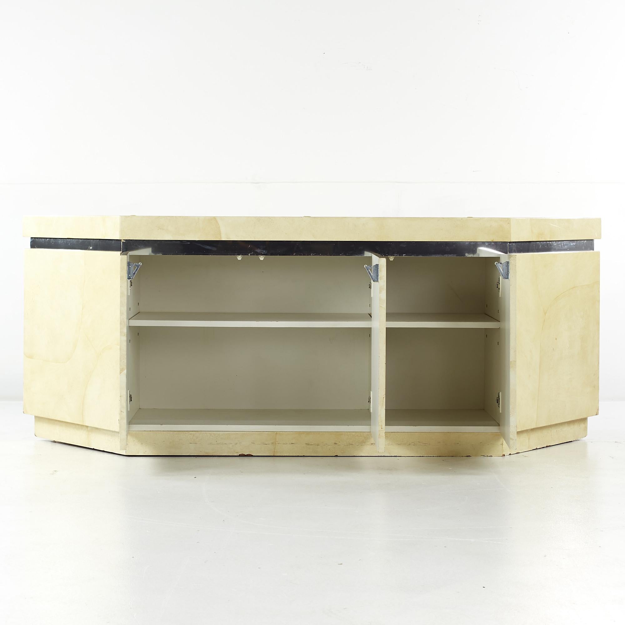 Cromo Credenza di metà secolo in stile Karl Springer con pelle di capra laccata e cromo in vendita