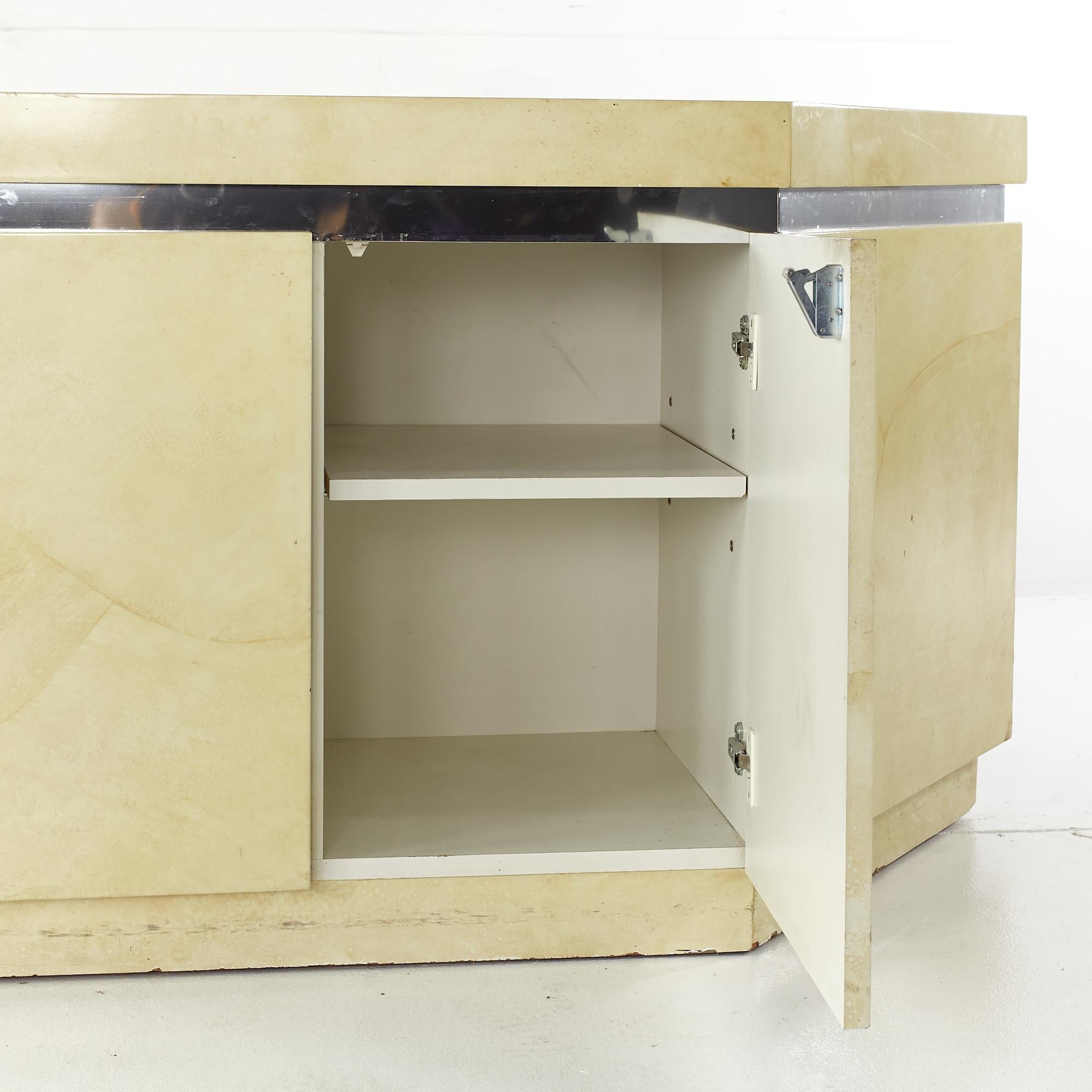 Credenza di metà secolo in stile Karl Springer con pelle di capra laccata e cromo in vendita 2