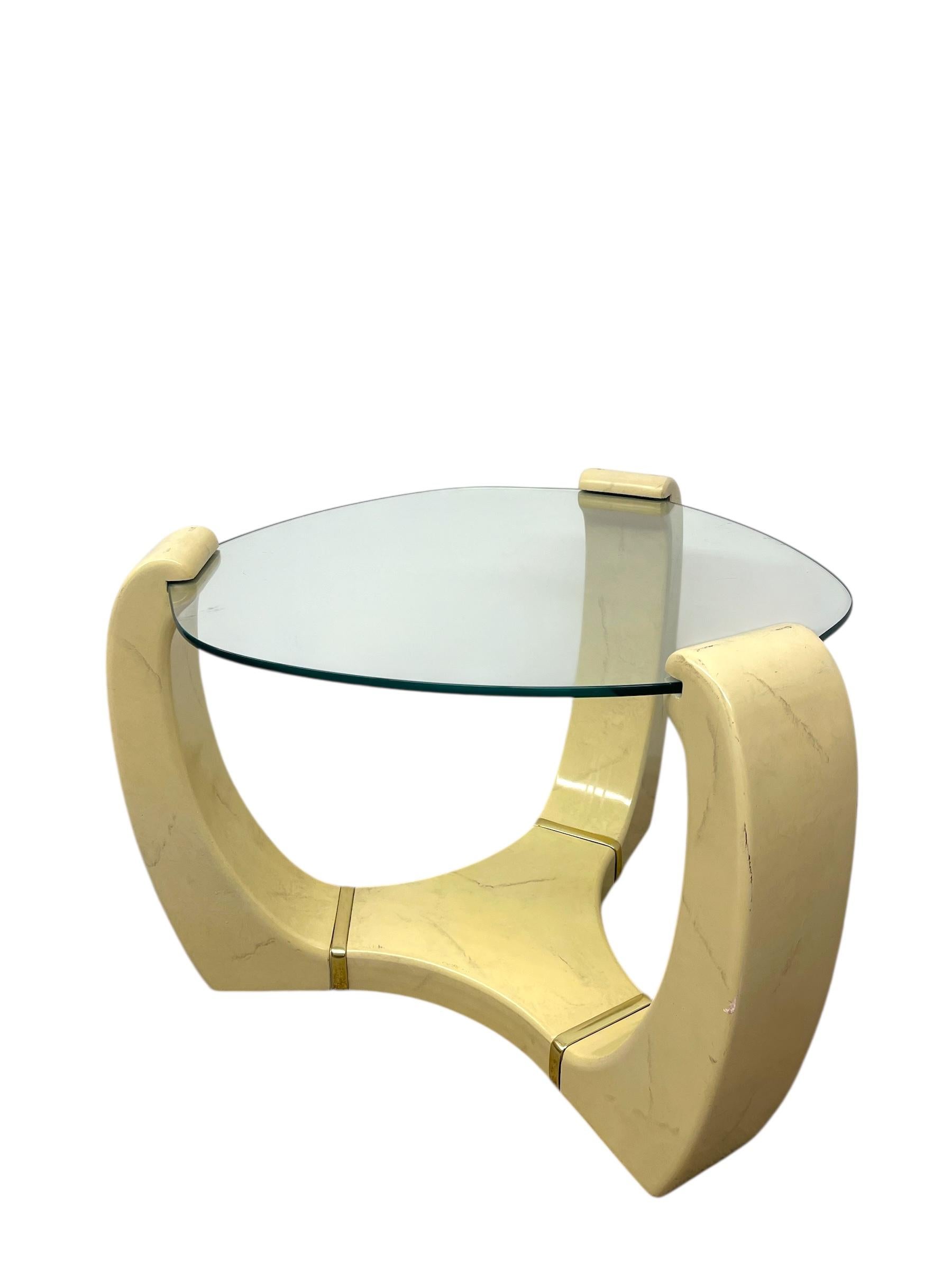 Mesa auxiliar de cristal moderna de mediados de siglo estilo Karl Springer con detalles en latón Moderno de mediados de siglo en venta