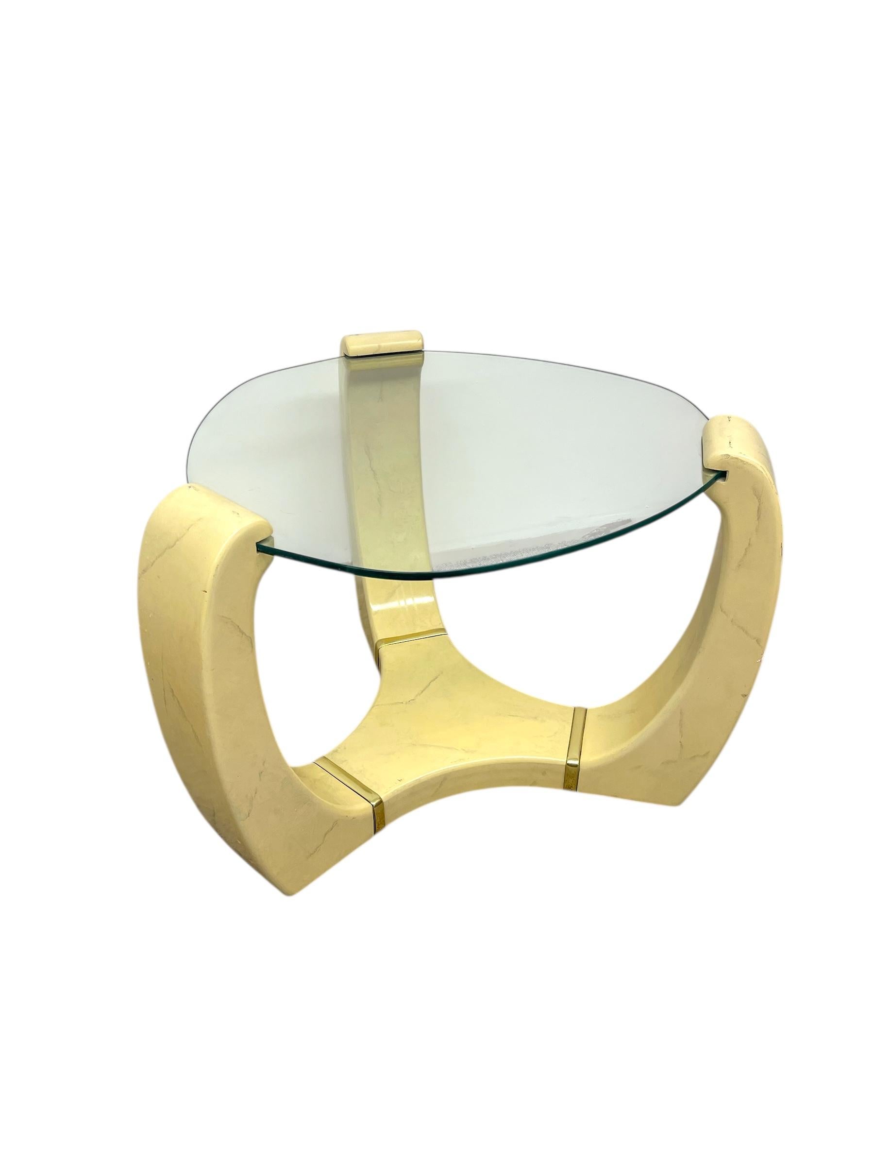 Mesa auxiliar de cristal moderna de mediados de siglo estilo Karl Springer con detalles en latón finales del siglo XX en venta