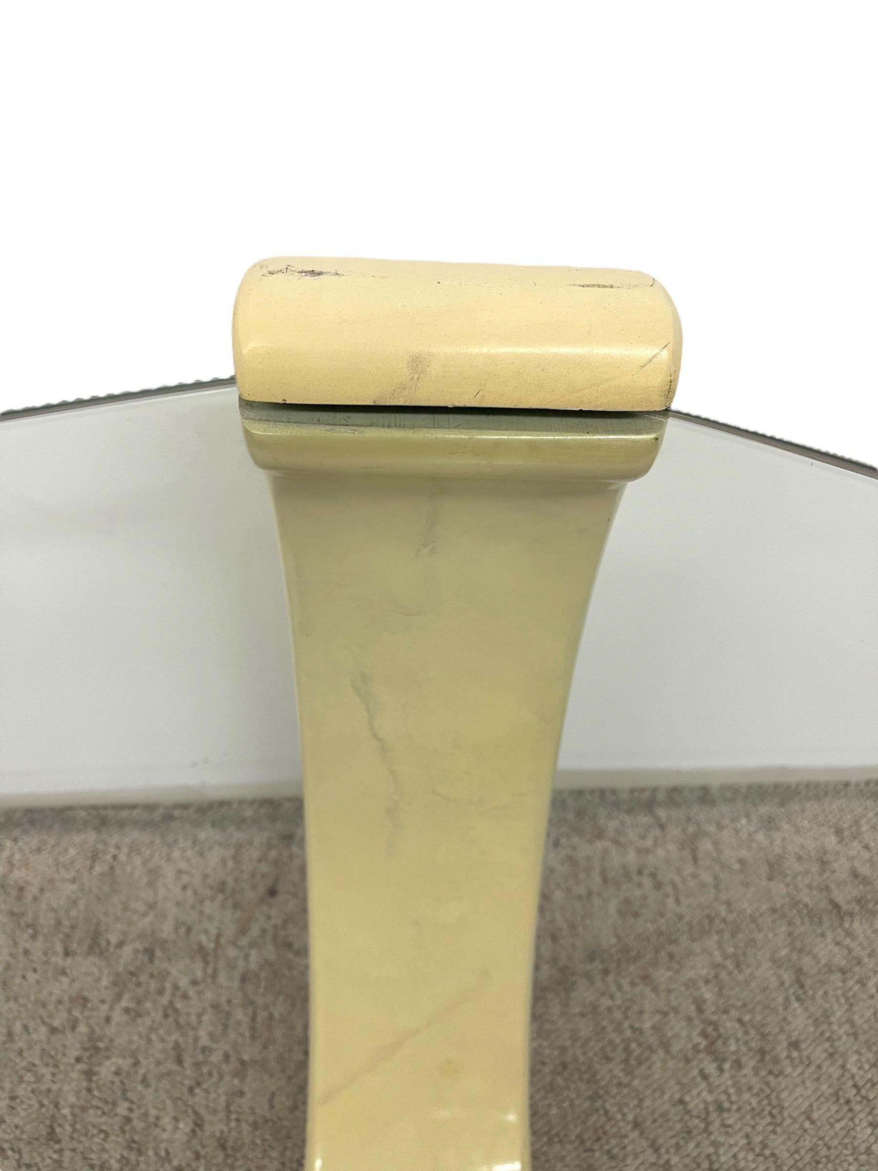 Mesa auxiliar de cristal moderna de mediados de siglo estilo Karl Springer con detalles en latón en venta 2