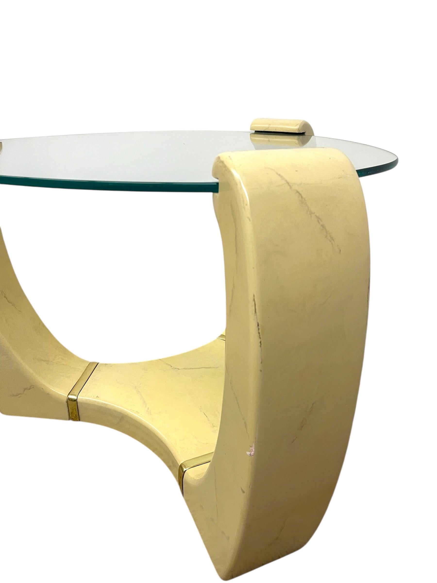 Mesa auxiliar de cristal moderna de mediados de siglo estilo Karl Springer con detalles en latón en venta 3